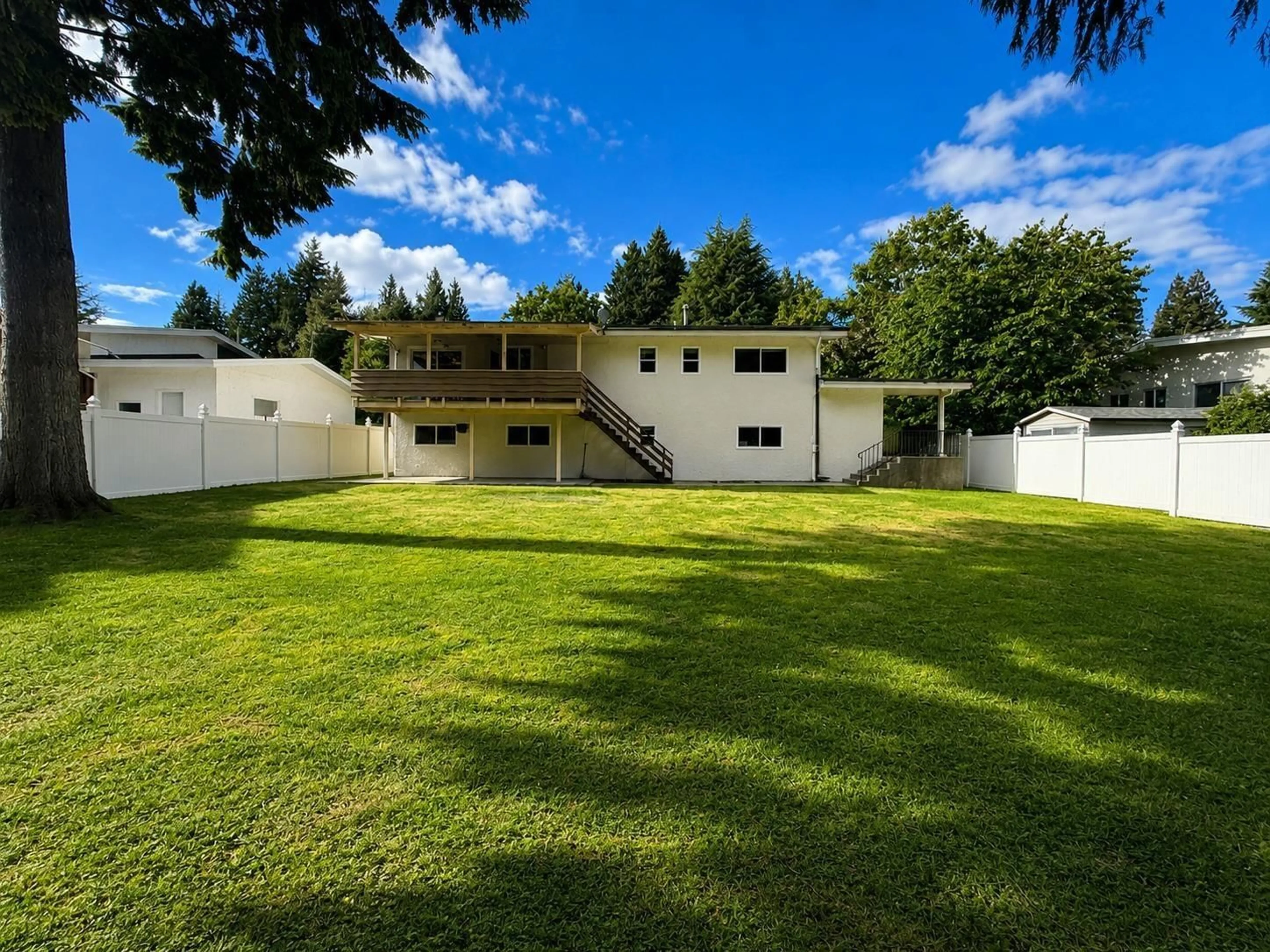A pic from outside/outdoor area/front of a property/back of a property/a pic from drone, unknown for 32630 WILLINGDON CRESCENT, Abbotsford British Columbia V2S1S2