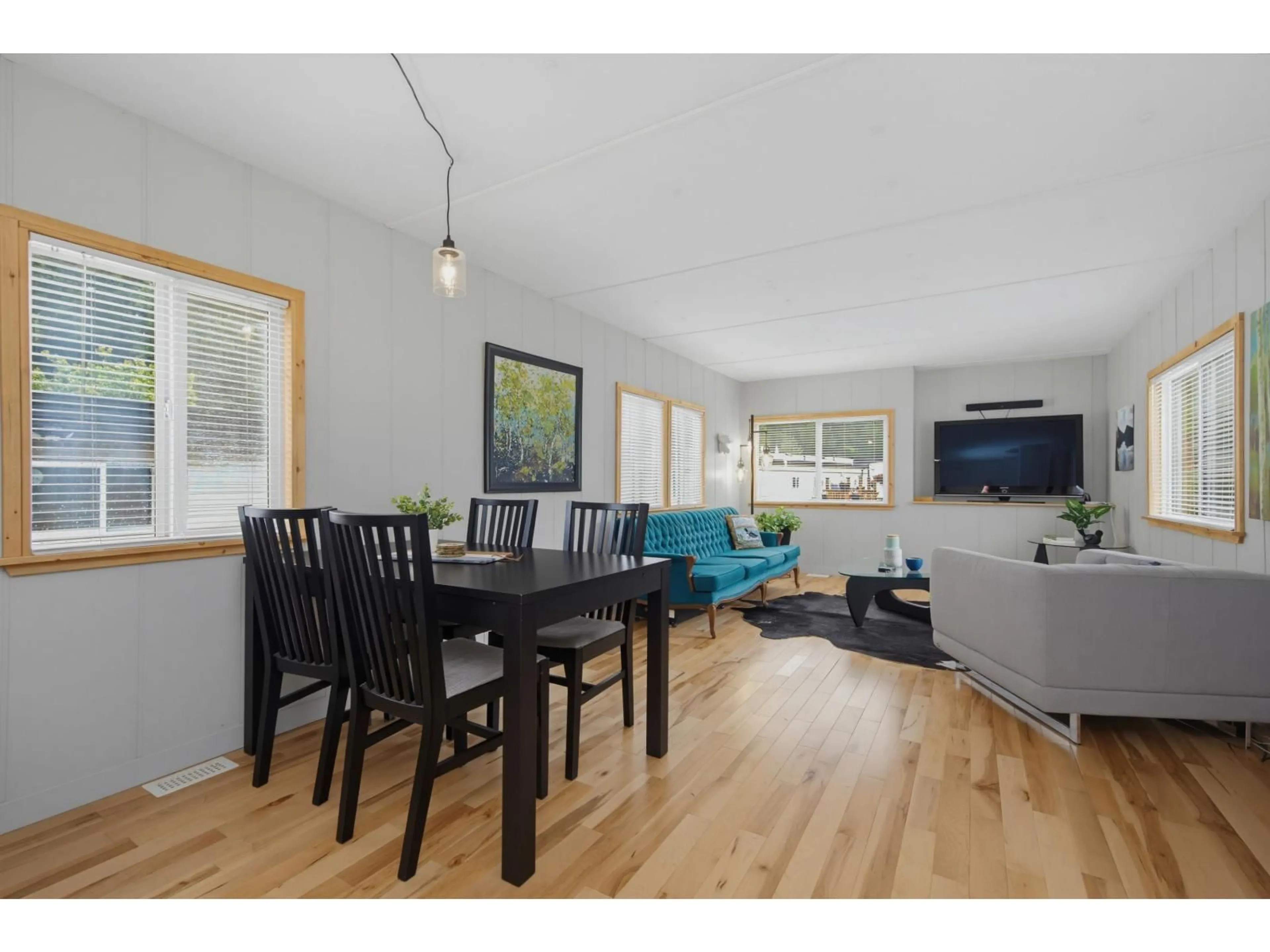 Living room with furniture, wood/laminate floor for 40 - 3031 200 STREET, Langley British Columbia V2Z1N5