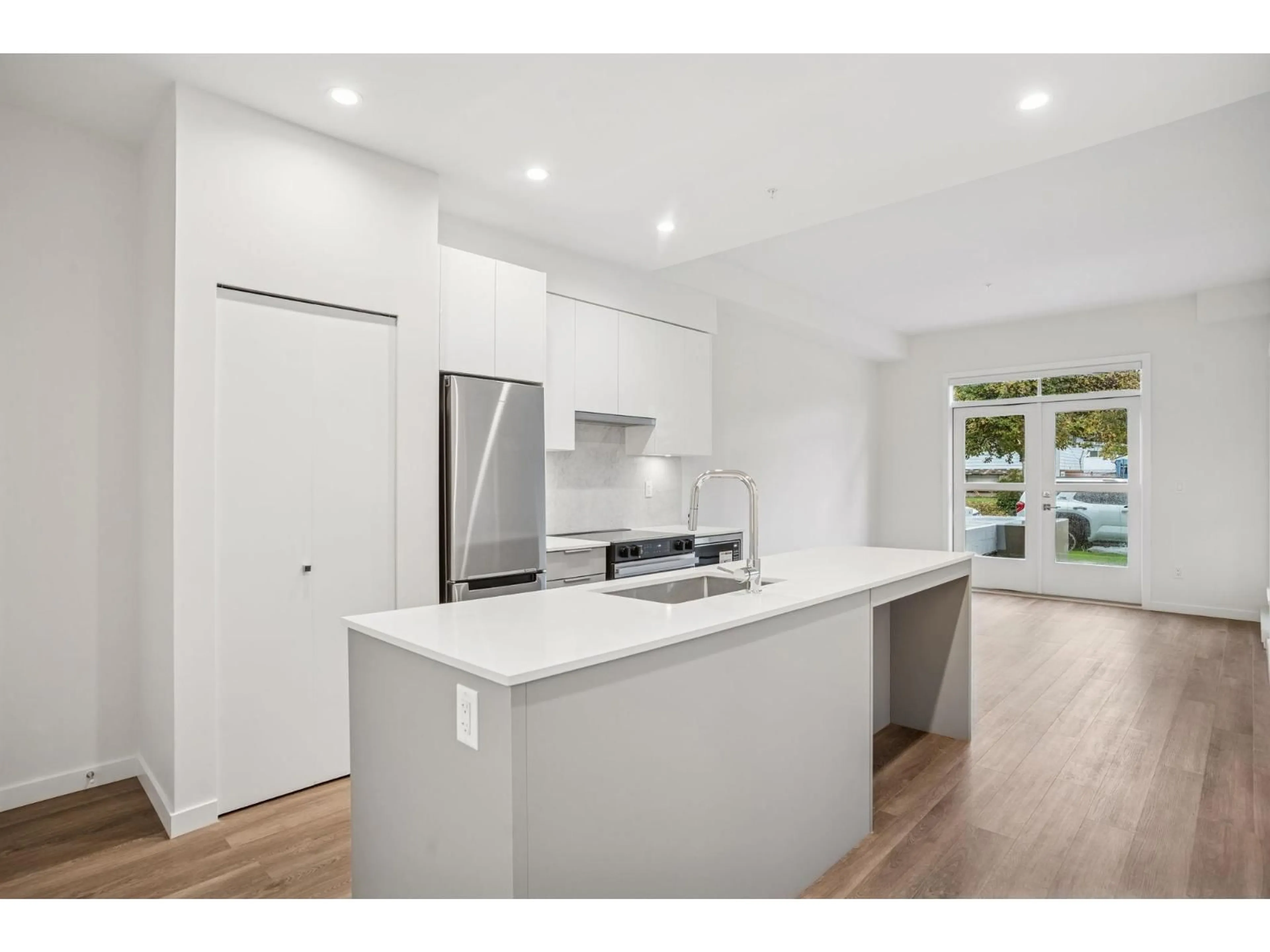 Open concept kitchen, wood/laminate floor for 109 - 14257 103A AVENUE, Surrey British Columbia V3T1T1