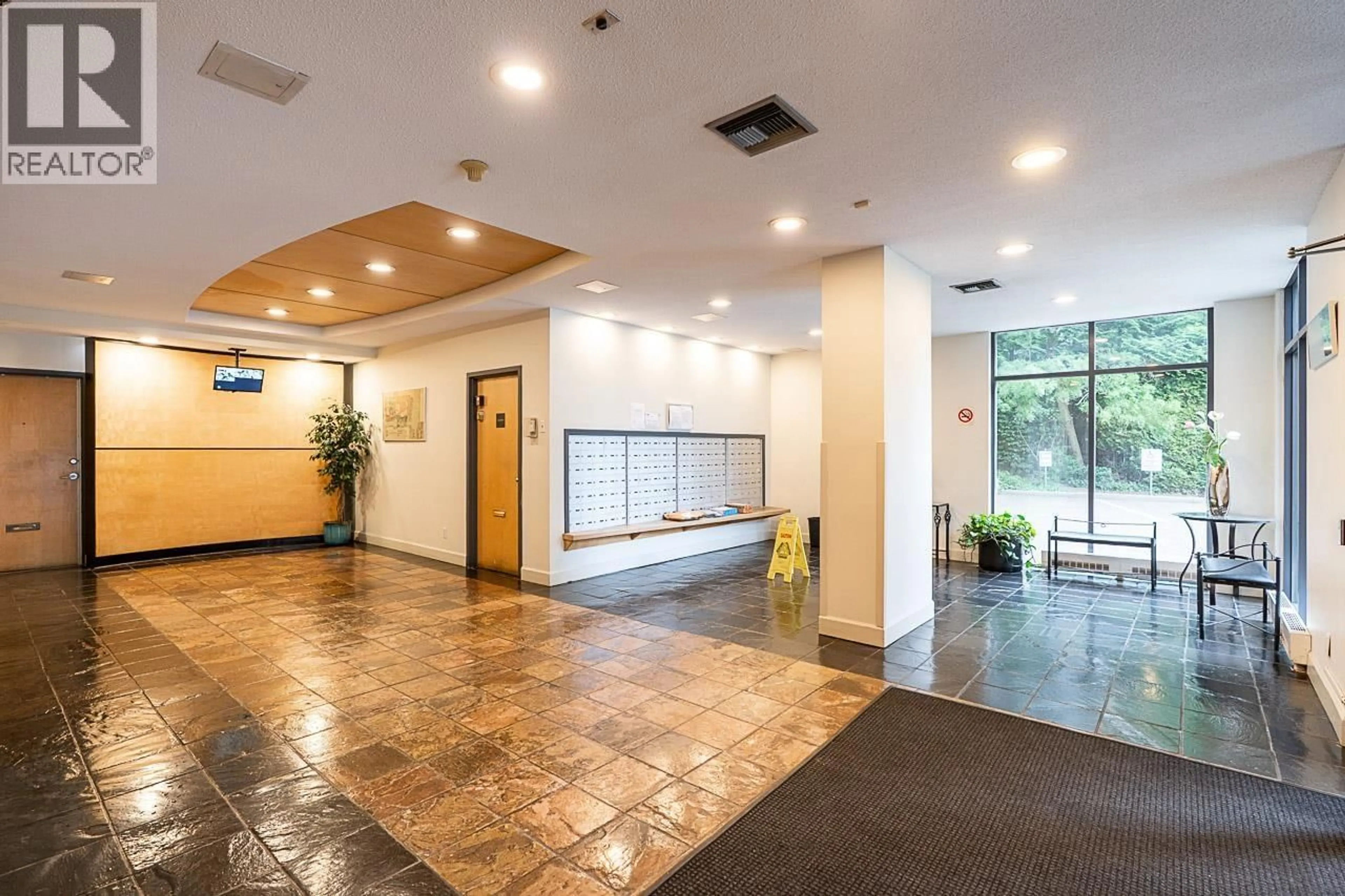 Indoor foyer for 1803 - 7077 BERESFORD STREET, Burnaby British Columbia V5E4J5