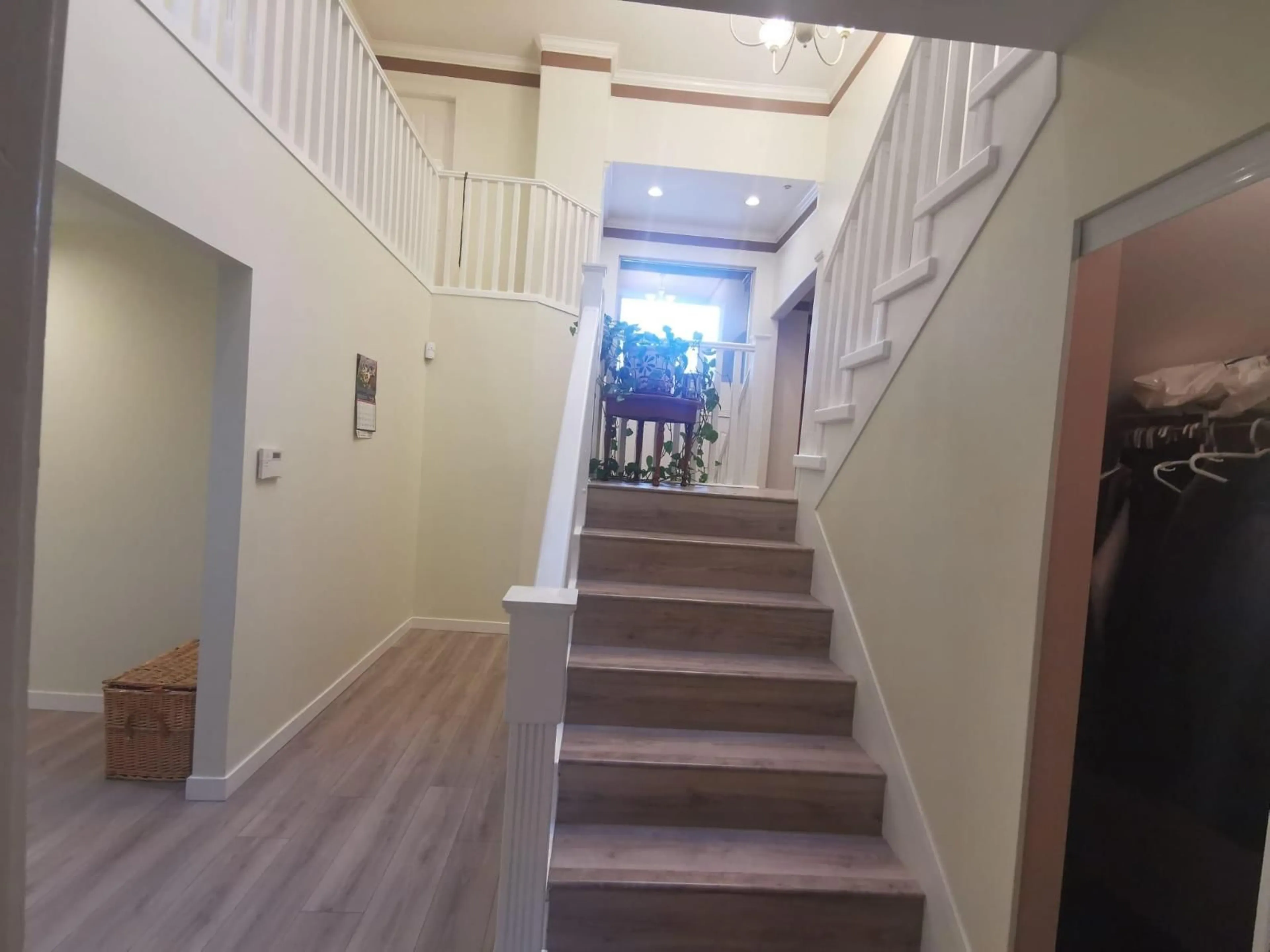 Indoor foyer for 6641 123 STREET, Surrey British Columbia V3W0W1