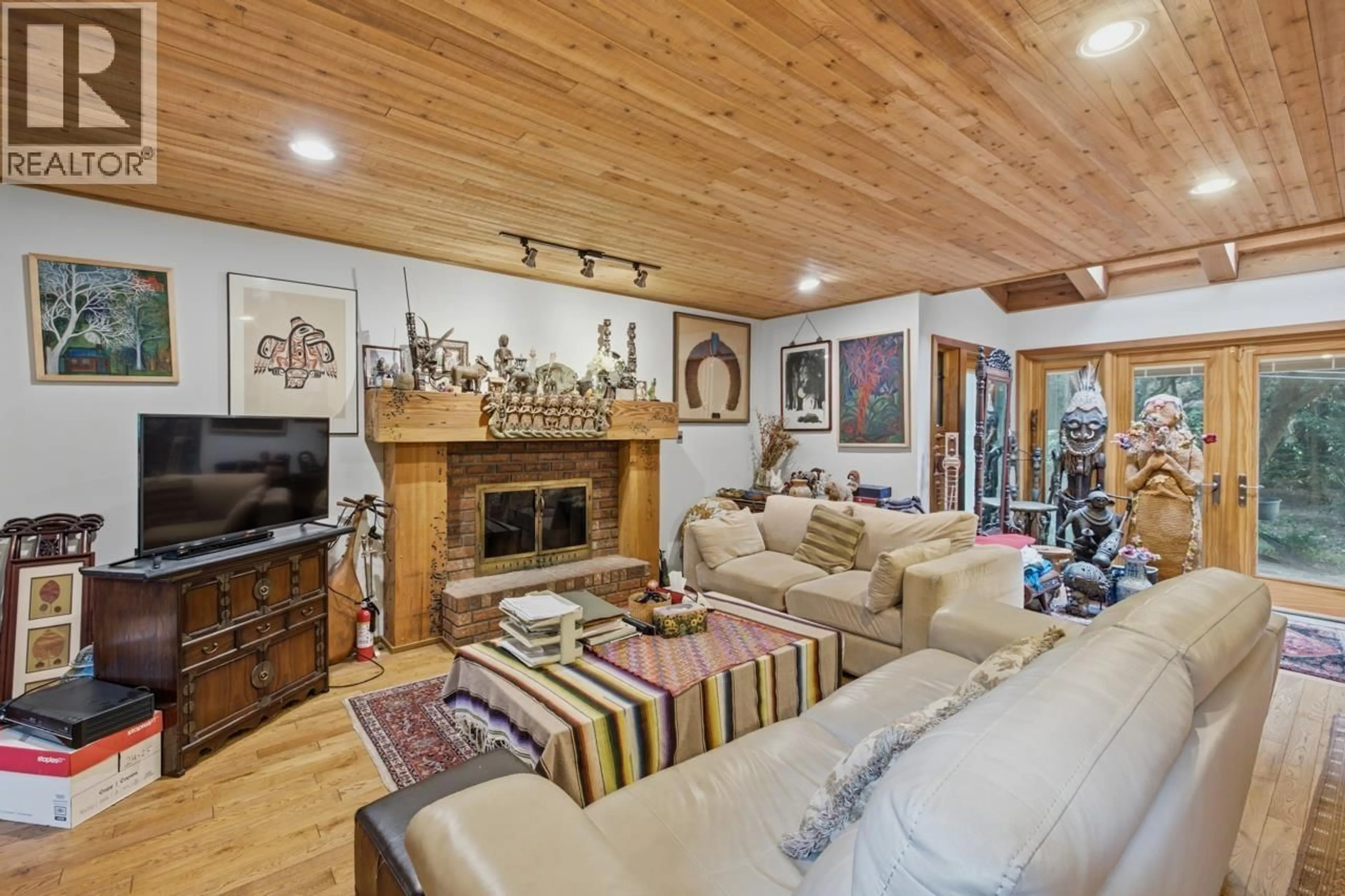 Living room with furniture, wood/laminate floor for 13965 HARRIS ROAD, Pitt Meadows British Columbia V3Y2T3