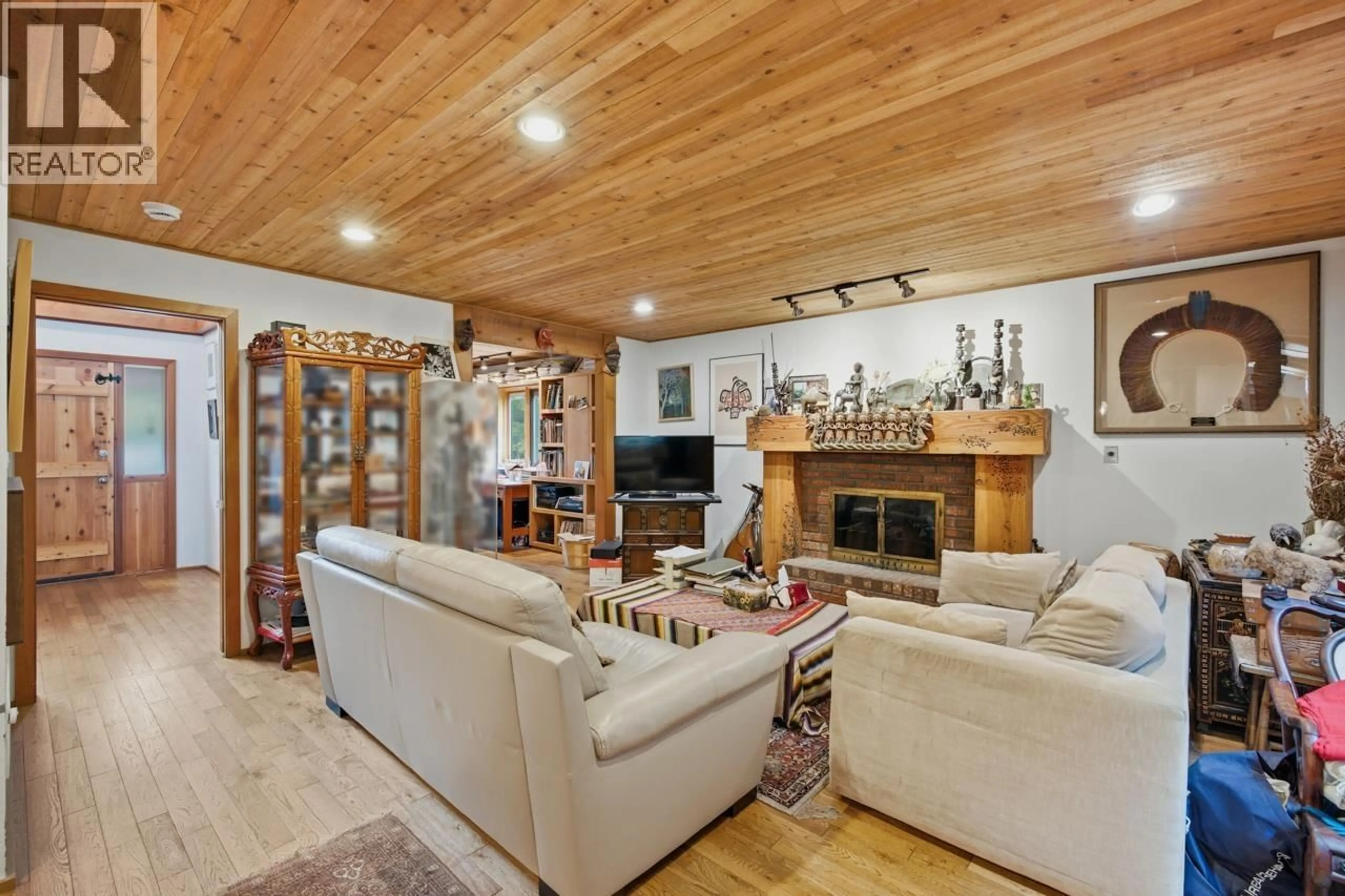Living room with furniture, wood/laminate floor for 13965 HARRIS ROAD, Pitt Meadows British Columbia V3Y2T3