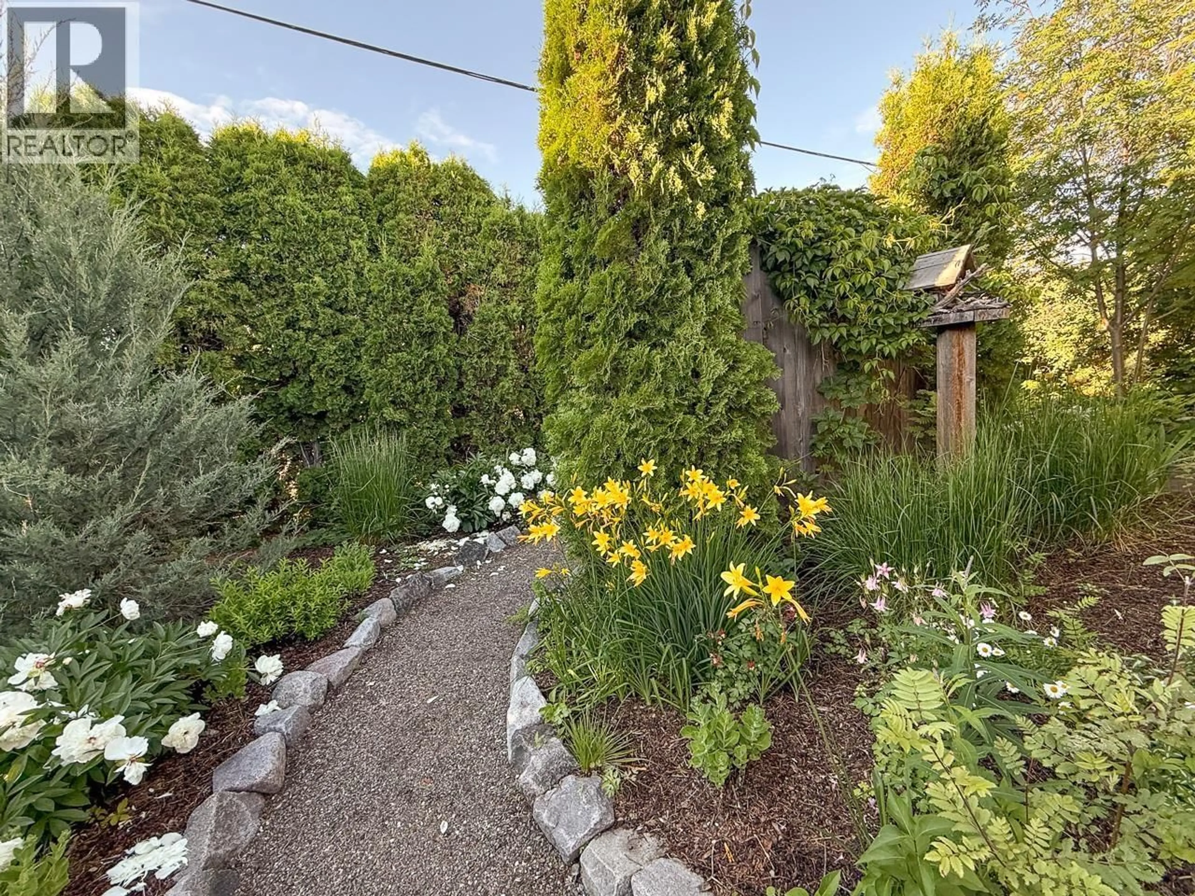 Patio, street for 275 THIRD STREET, 100 Mile House British Columbia V0K2E1