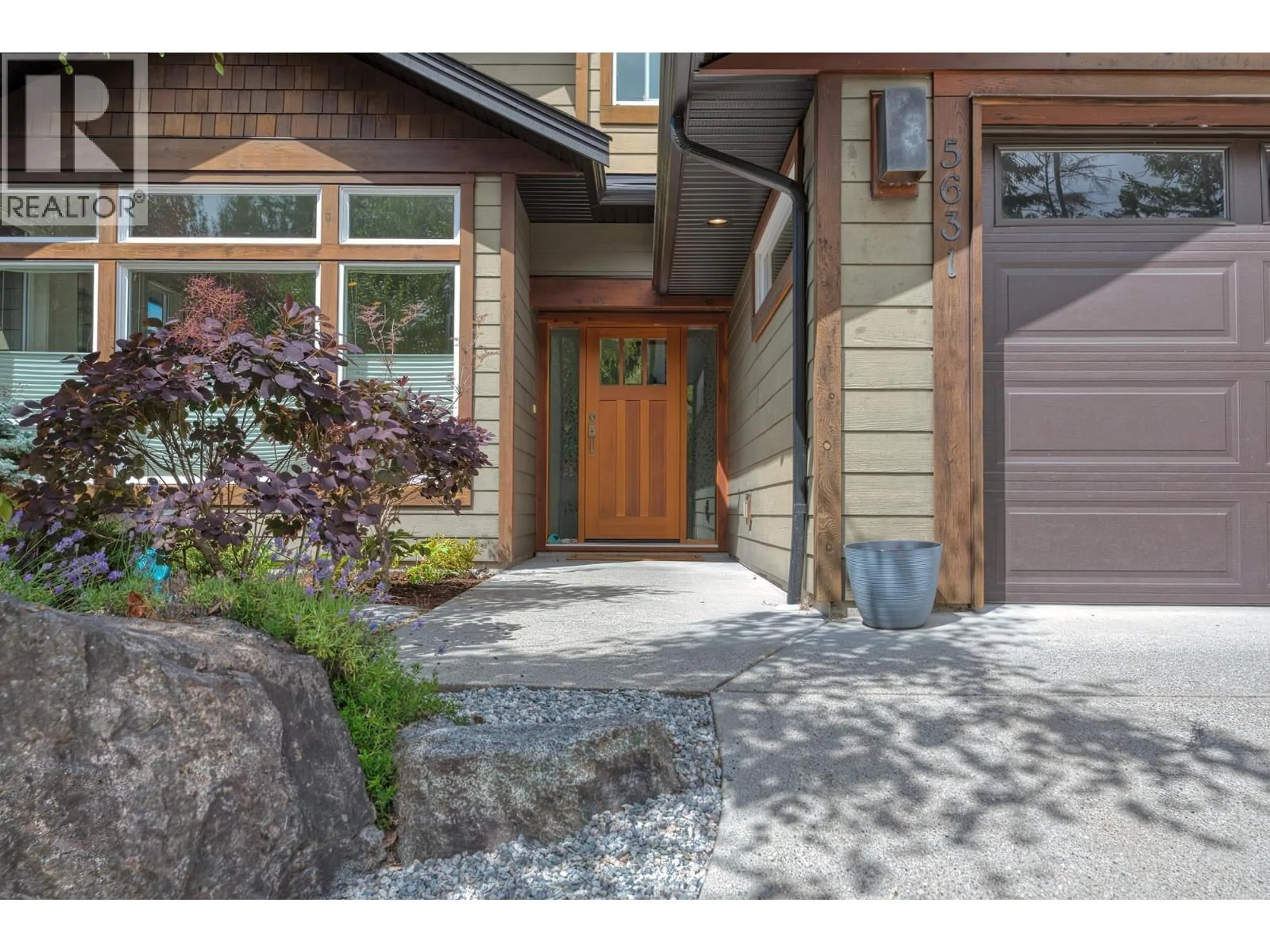 Indoor entryway for 5631 PAGE ROAD, Sechelt British Columbia V7Z0N7