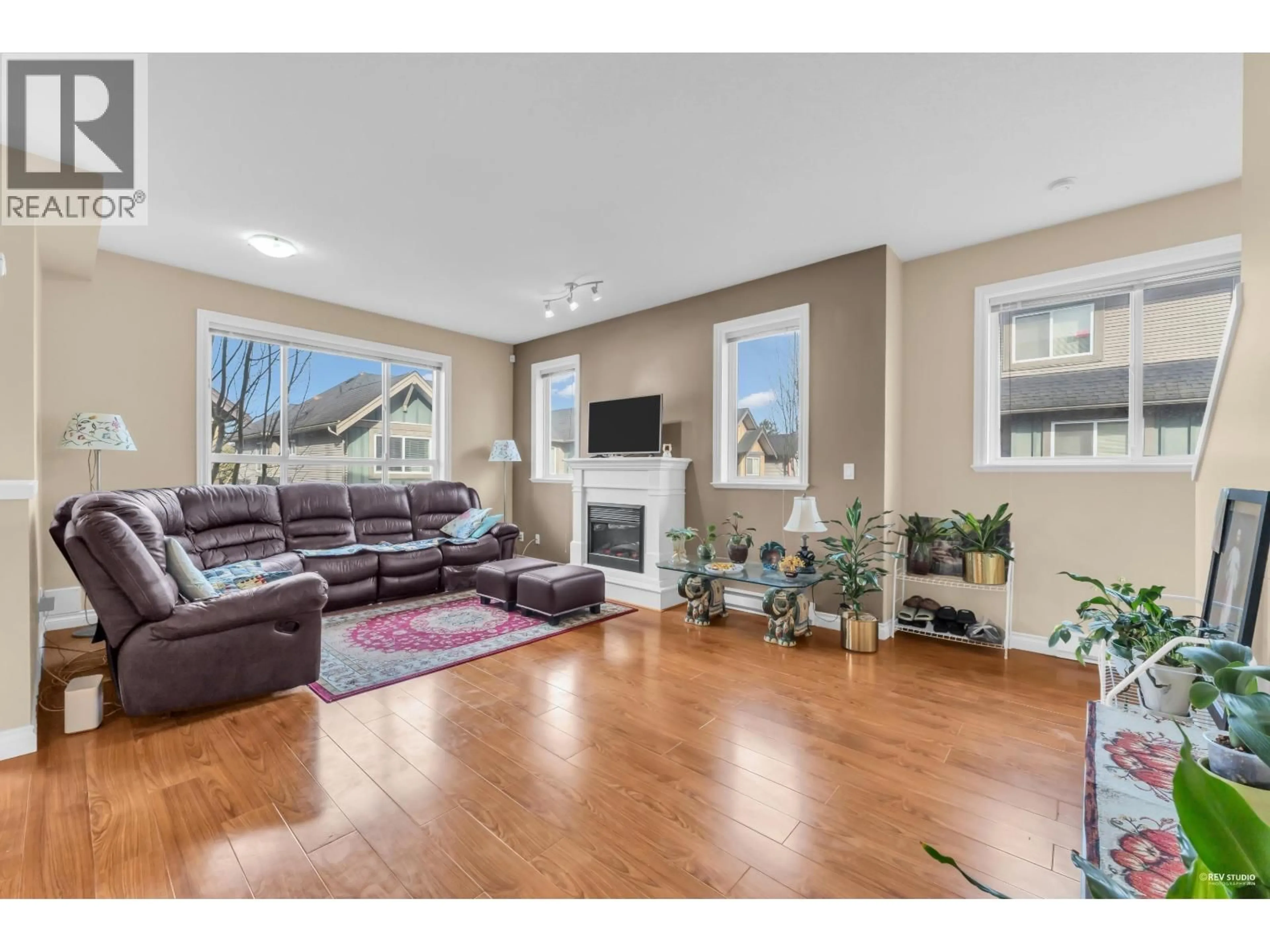 Living room with furniture, wood/laminate floor for 26 - 11511 STEVESTON HIGHWAY, Richmond British Columbia V7A1N8