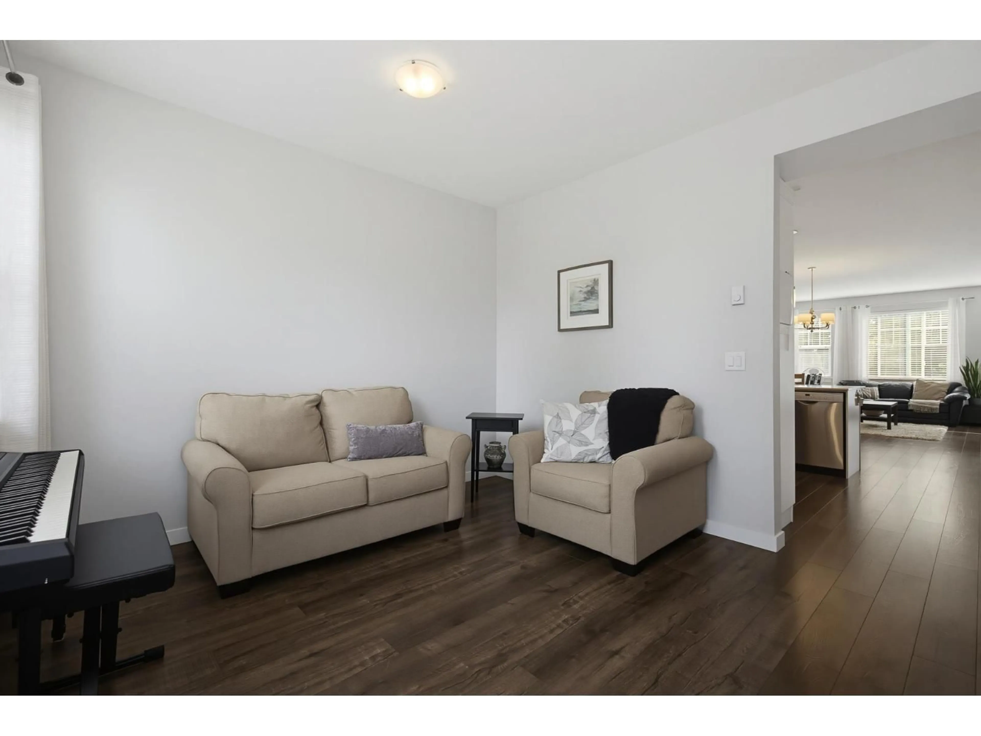 Living room with furniture, wood/laminate floor for 4 - 2850 MCCALLUM ROAD, Abbotsford British Columbia V2S3R3