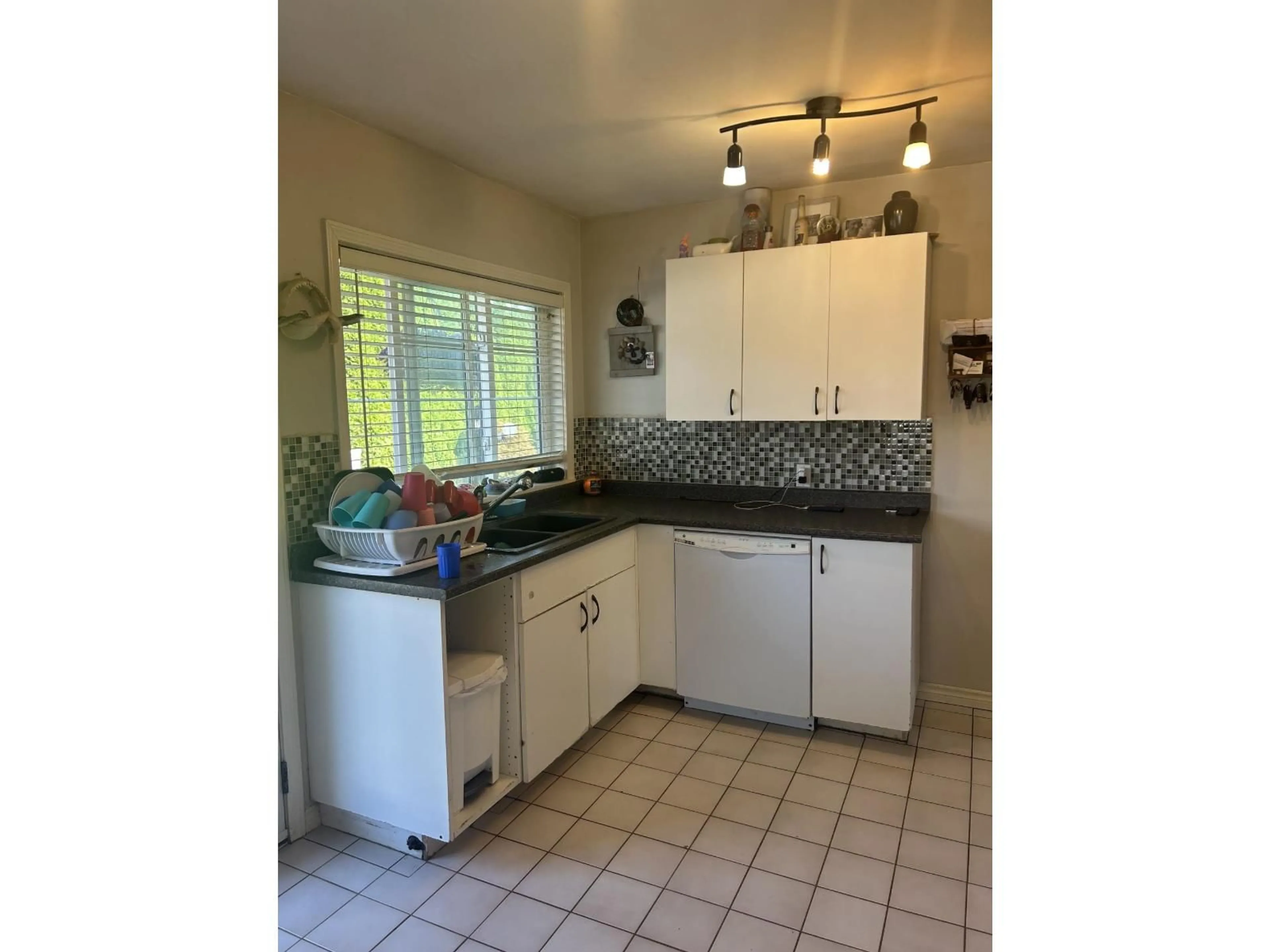 Standard kitchen, ceramic/tile floor for 46267 BROOKS AVENUE, Chilliwack British Columbia V2P1C2