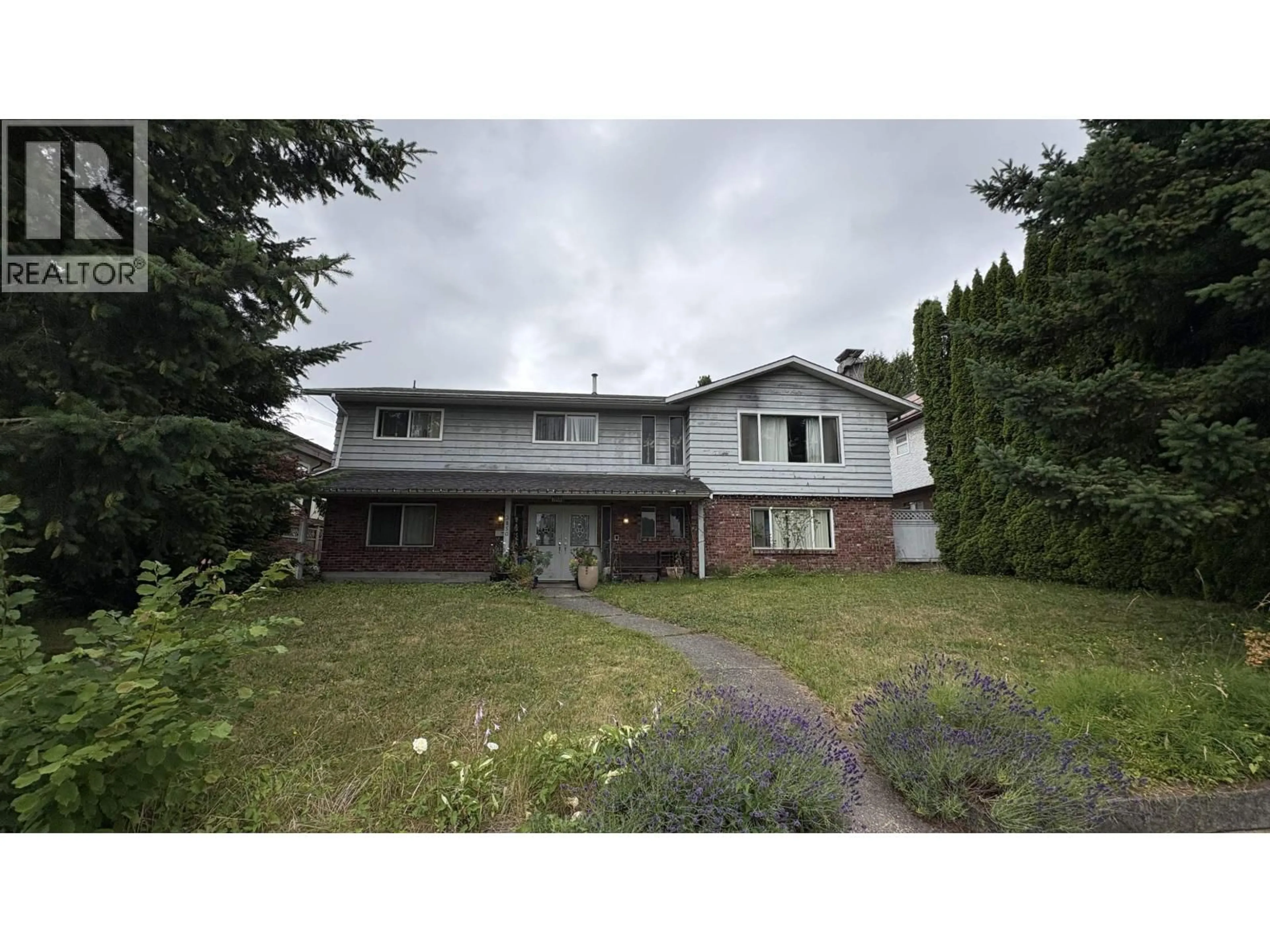 A pic from outside/outdoor area/front of a property/back of a property/a pic from drone, street for 3850 MOSCROP STREET, Burnaby British Columbia V5G2C9