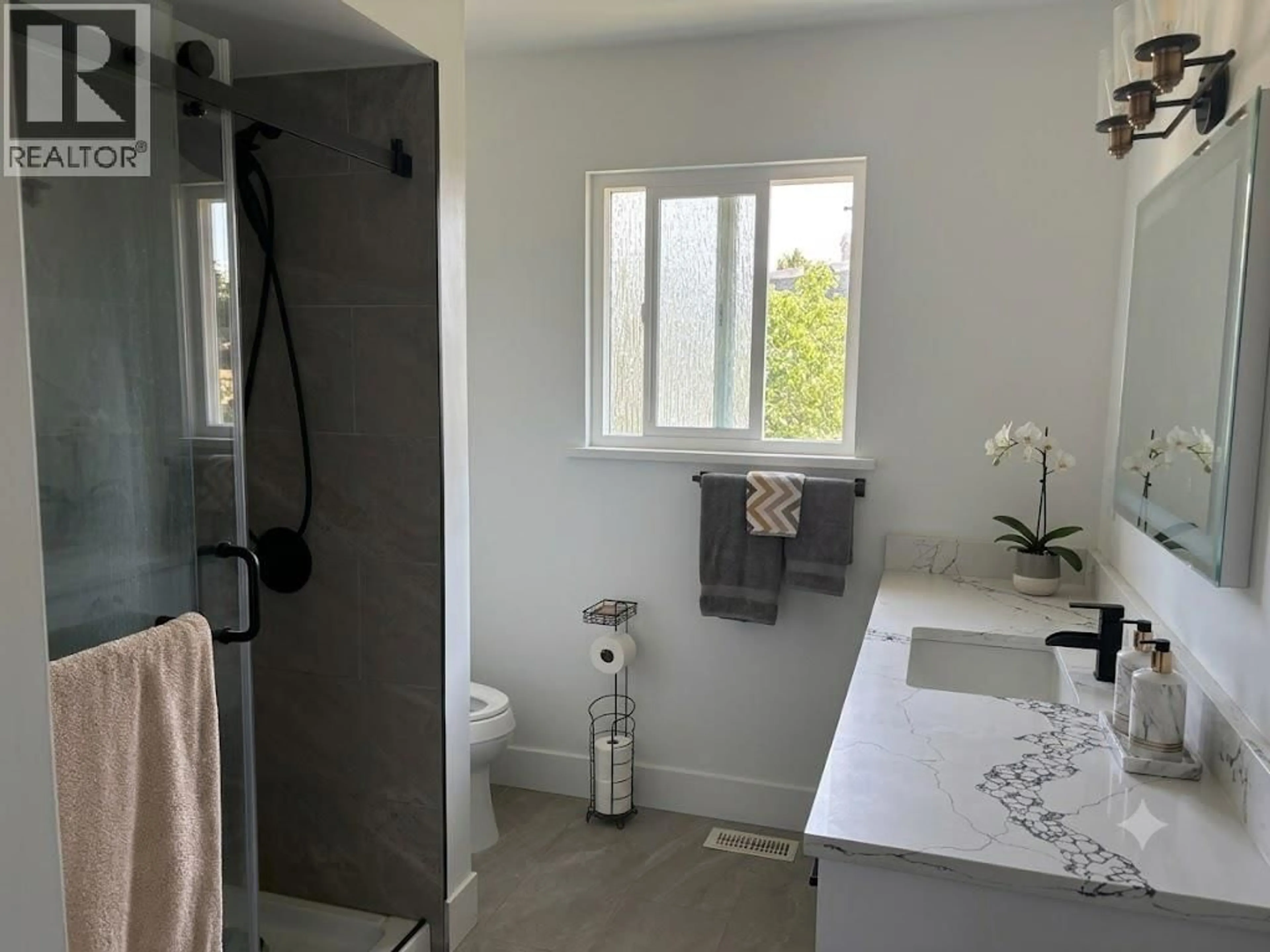 Contemporary bathroom, ceramic/tile floor for 3850 MOSCROP STREET, Burnaby British Columbia V5G2C9