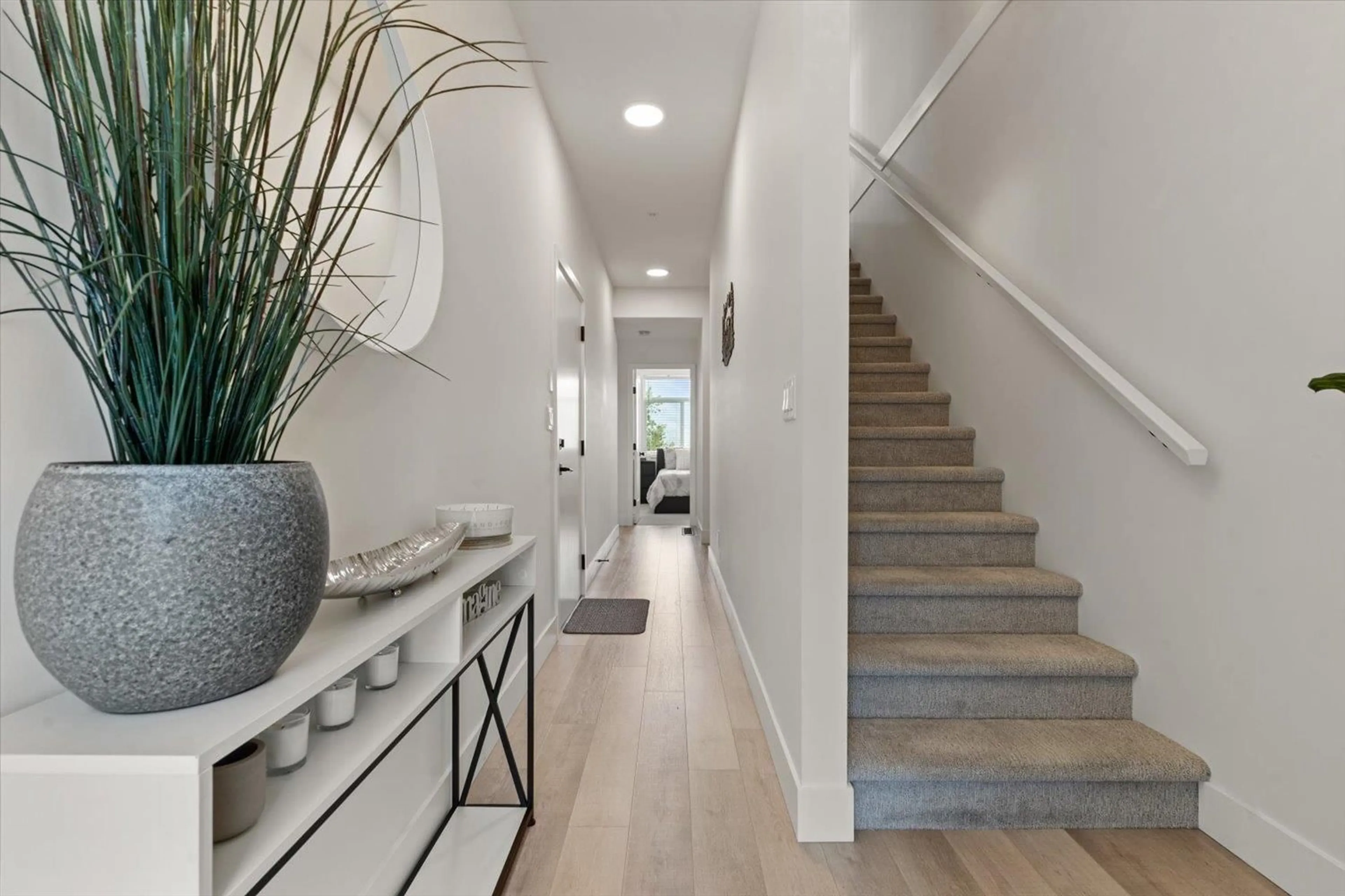 Indoor entryway for 11 - 43998 CHILLIWACK MOUNTAIN ROAD, Chilliwack British Columbia V2R4A1