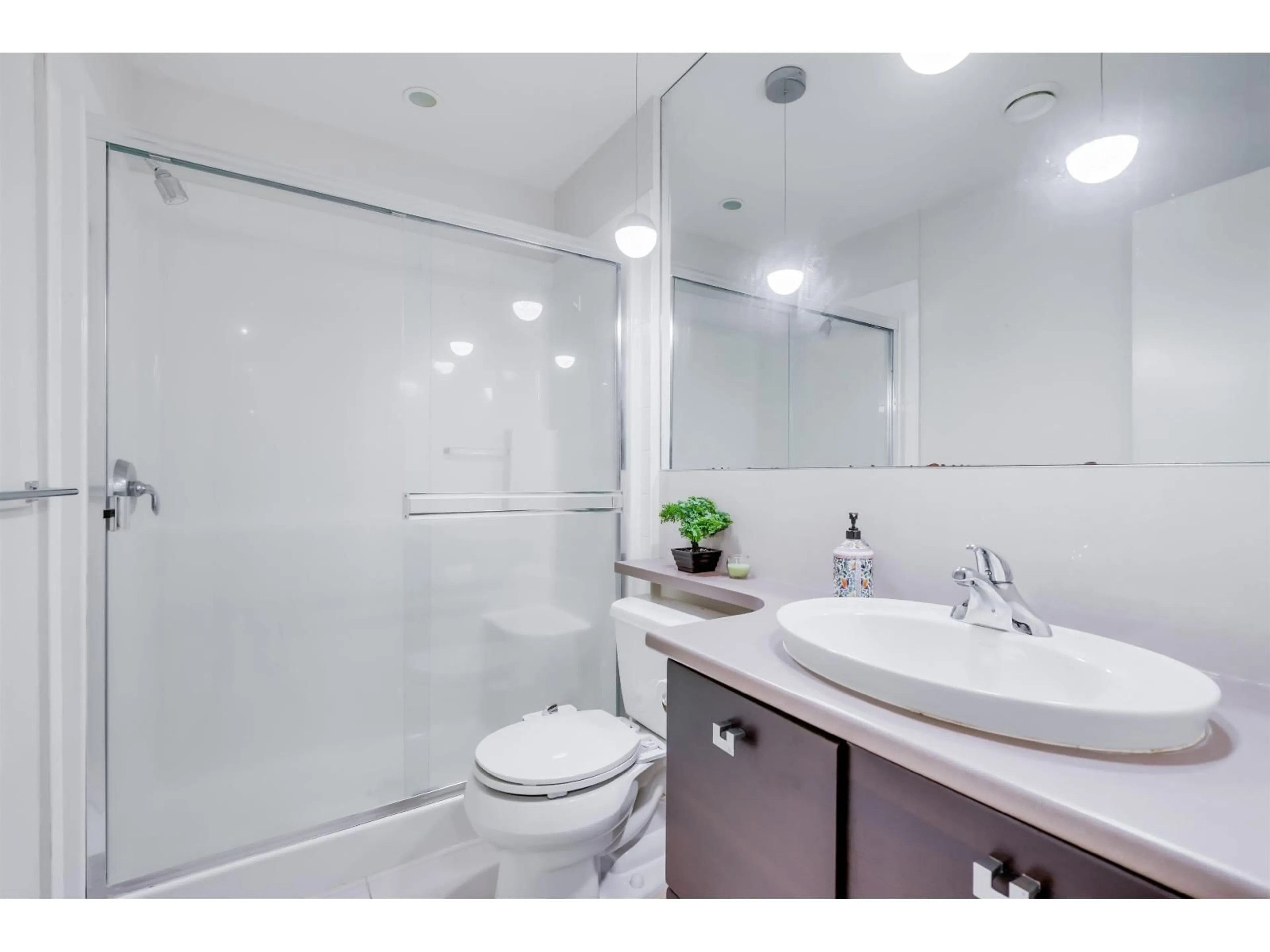 Standard bathroom, ceramic/tile floor for 214 - 6688 120 STREET, Surrey British Columbia V3W1T8