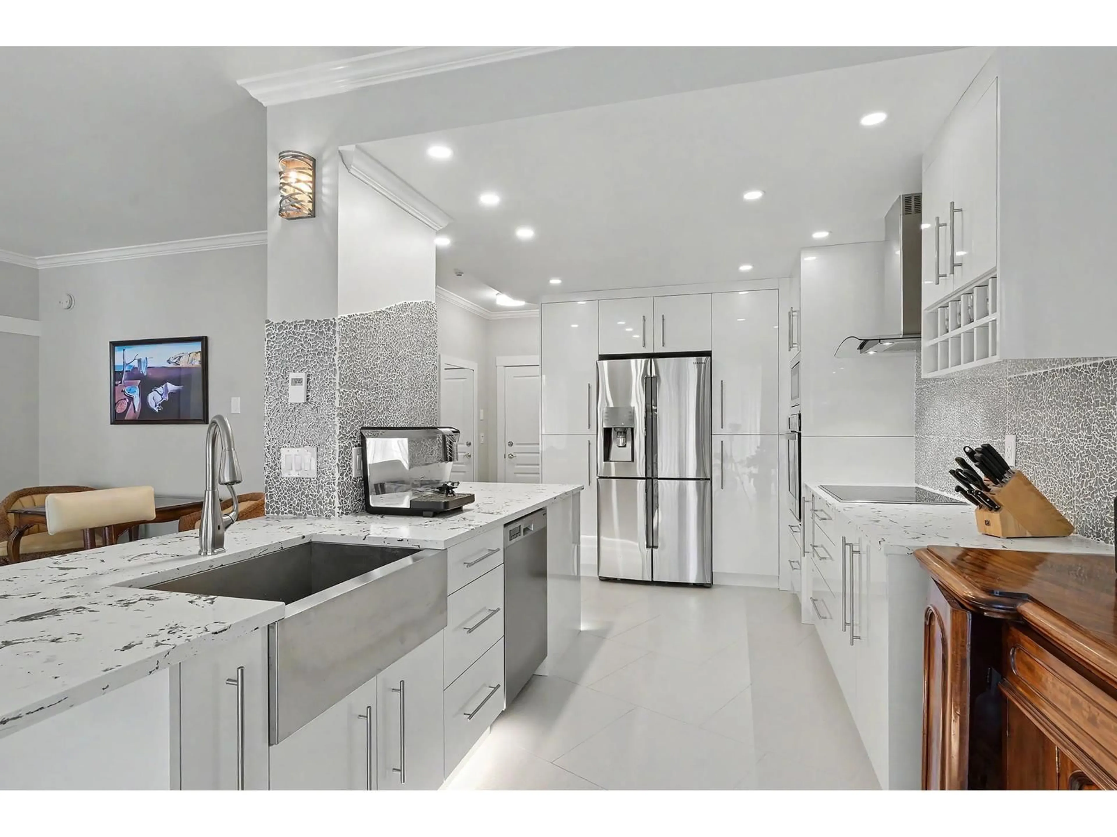 Contemporary kitchen, ceramic/tile floor for 208 - 1765 MARTIN DRIVE, Surrey British Columbia V4A9T6