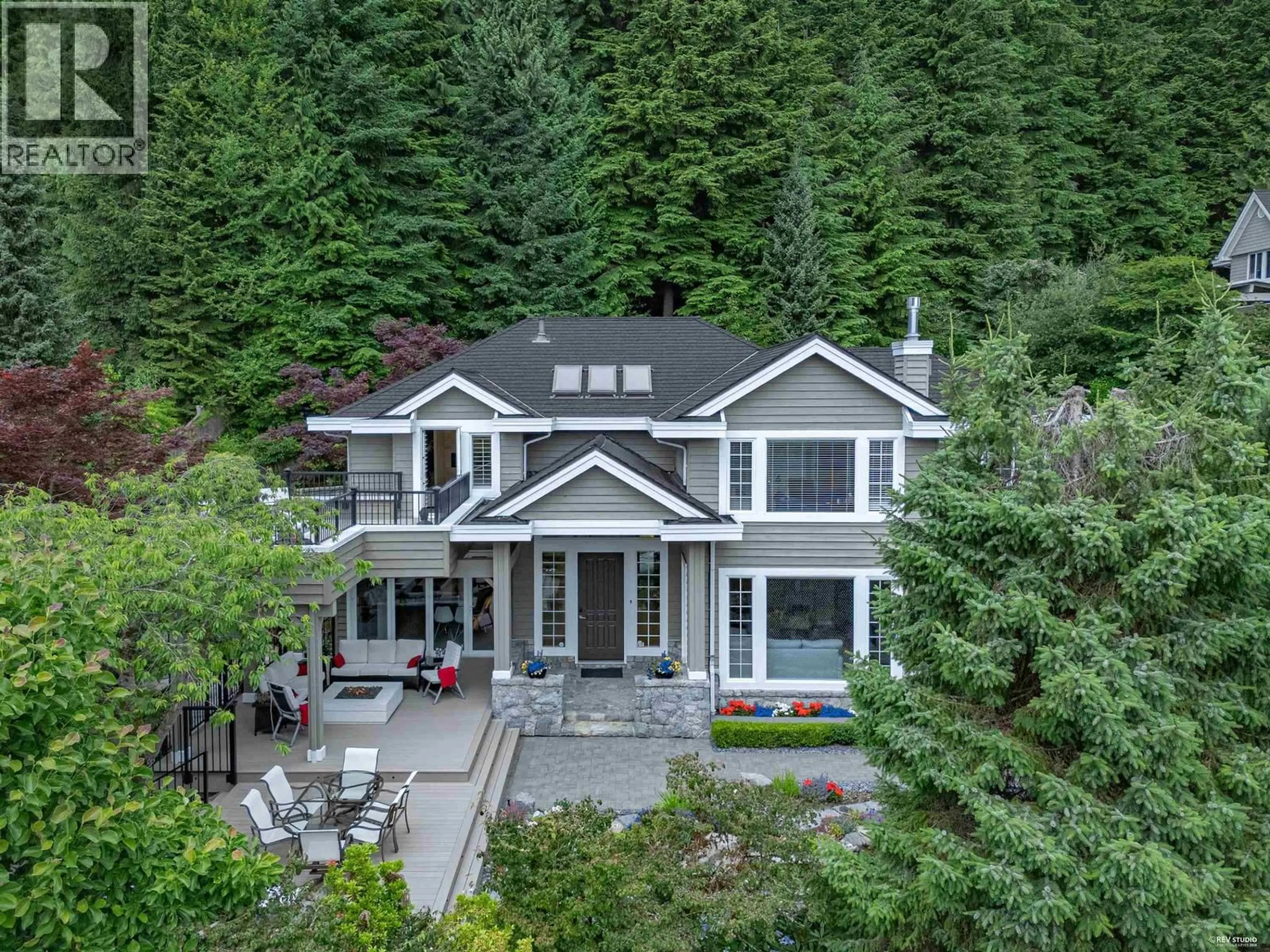 A pic from outside/outdoor area/front of a property/back of a property/a pic from drone, unknown for 4115 BRAEMAR ROAD, North Vancouver British Columbia B7K3C9