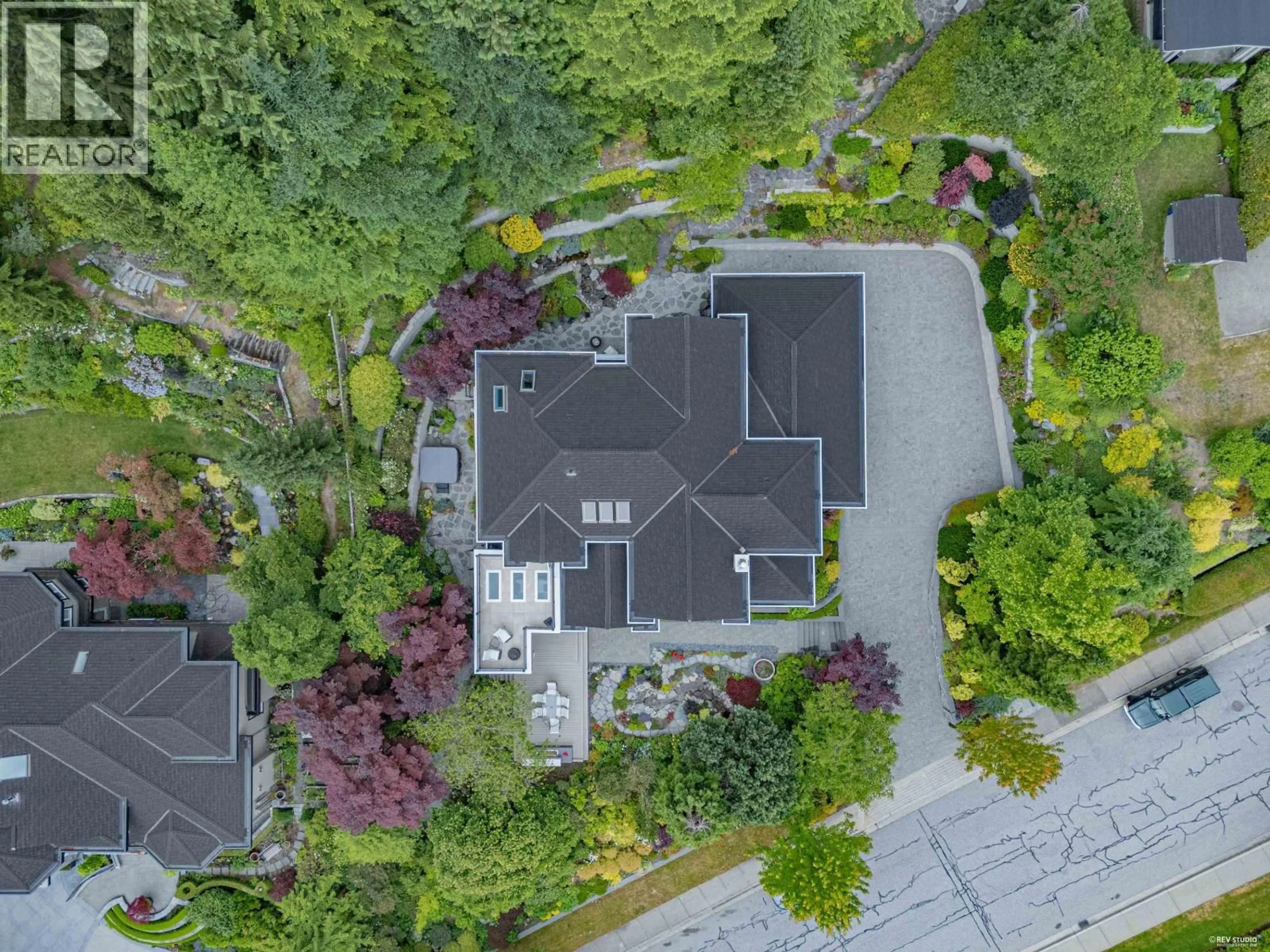 A pic from outside/outdoor area/front of a property/back of a property/a pic from drone, street for 4115 BRAEMAR ROAD, North Vancouver British Columbia B7K3C9