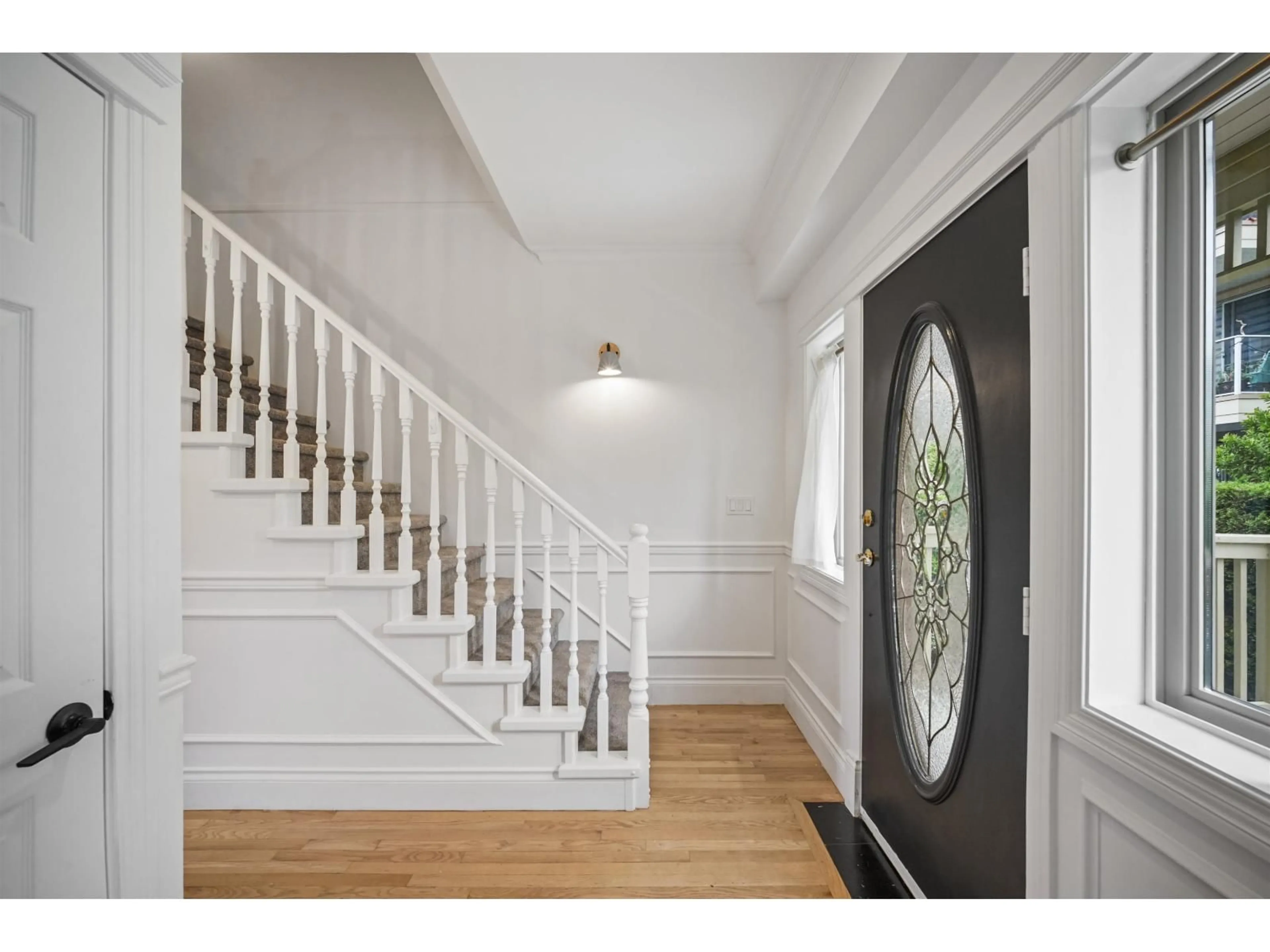 Indoor entryway for 6 - 15151 BUENA VISTA AVENUE, White Rock British Columbia V4B1Y2
