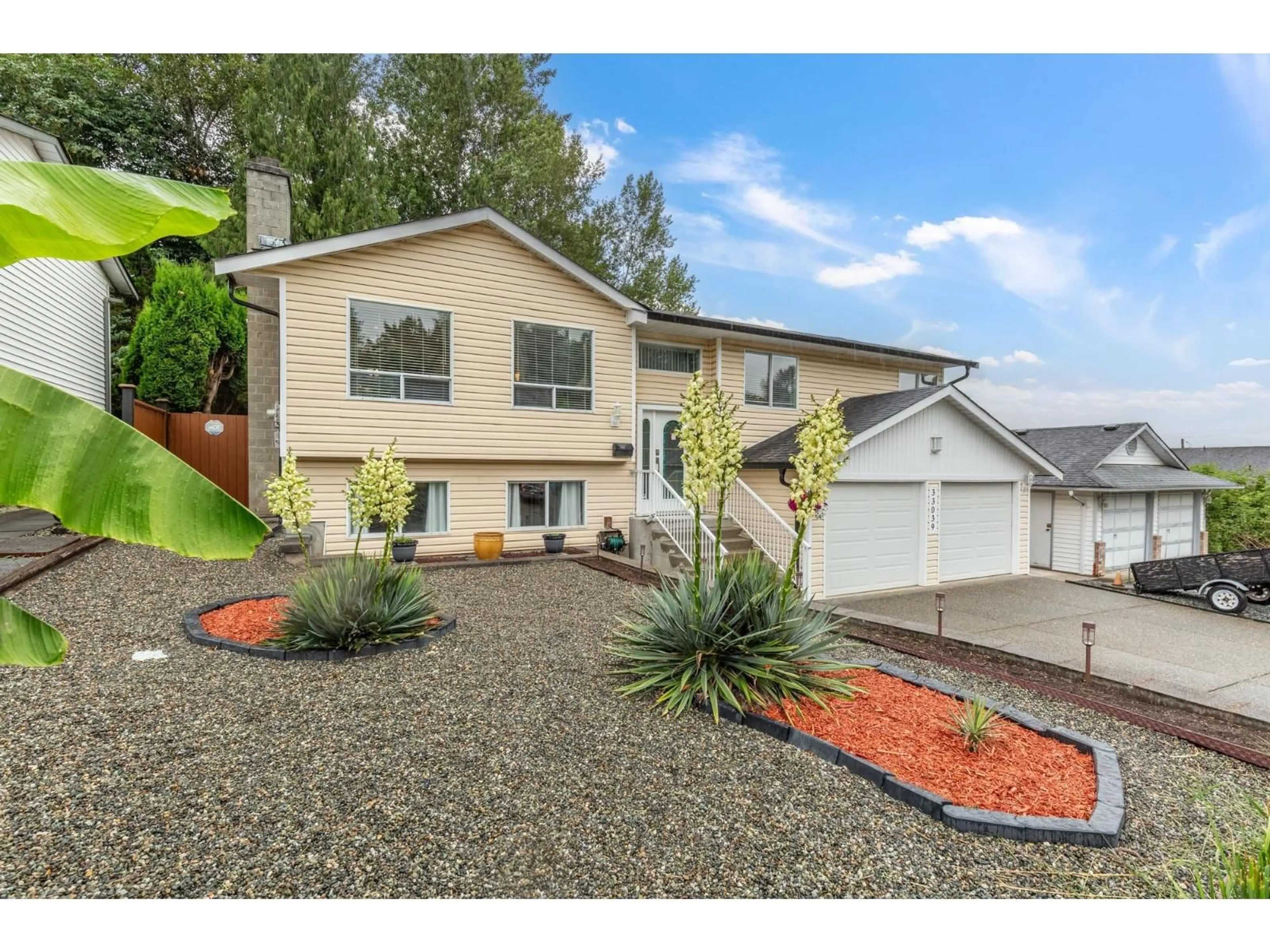 Home with vinyl exterior material, street for 33039 MALAHAT PLACE, Abbotsford British Columbia V2S7B8