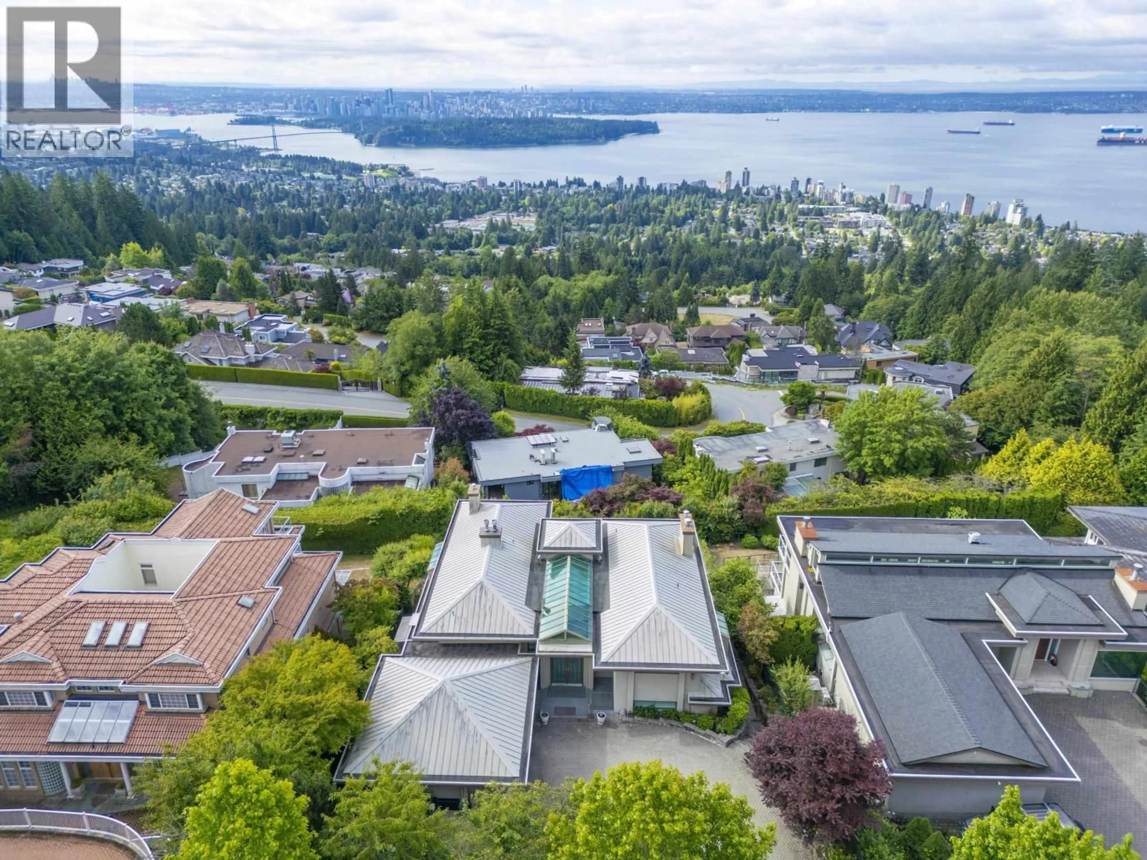 A pic from outside/outdoor area/front of a property/back of a property/a pic from drone, water/lake/river/ocean view for 1572 CHIPPENDALE COURT, West Vancouver British Columbia V7S3G6