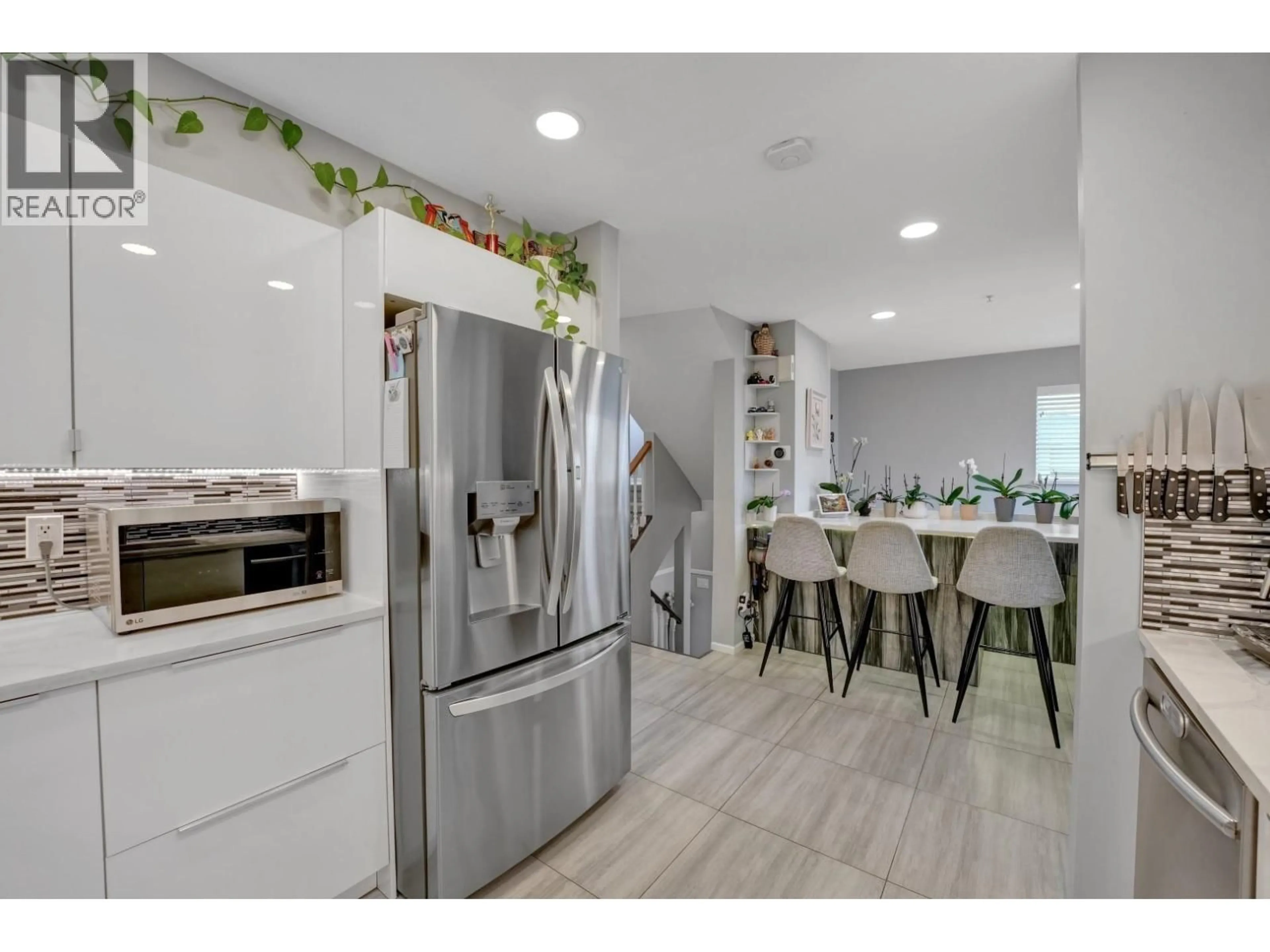 Open concept kitchen, ceramic/tile floor for 14 - 19160 119 AVENUE, Pitt Meadows British Columbia V3Y2L7