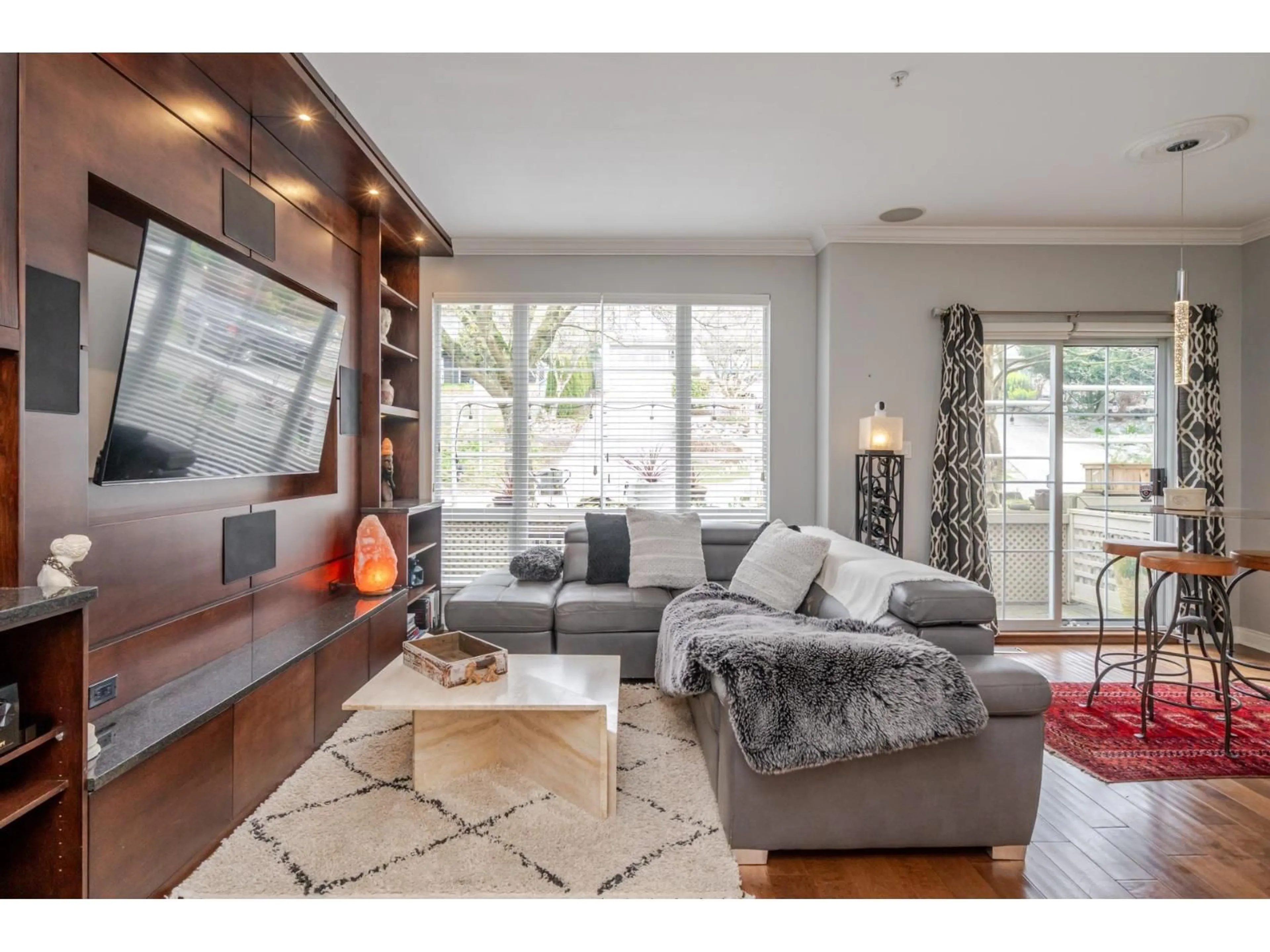 Living room with furniture, wood/laminate floor for 8 - 1169 VIDAL STREET, White Rock British Columbia V4B3T4