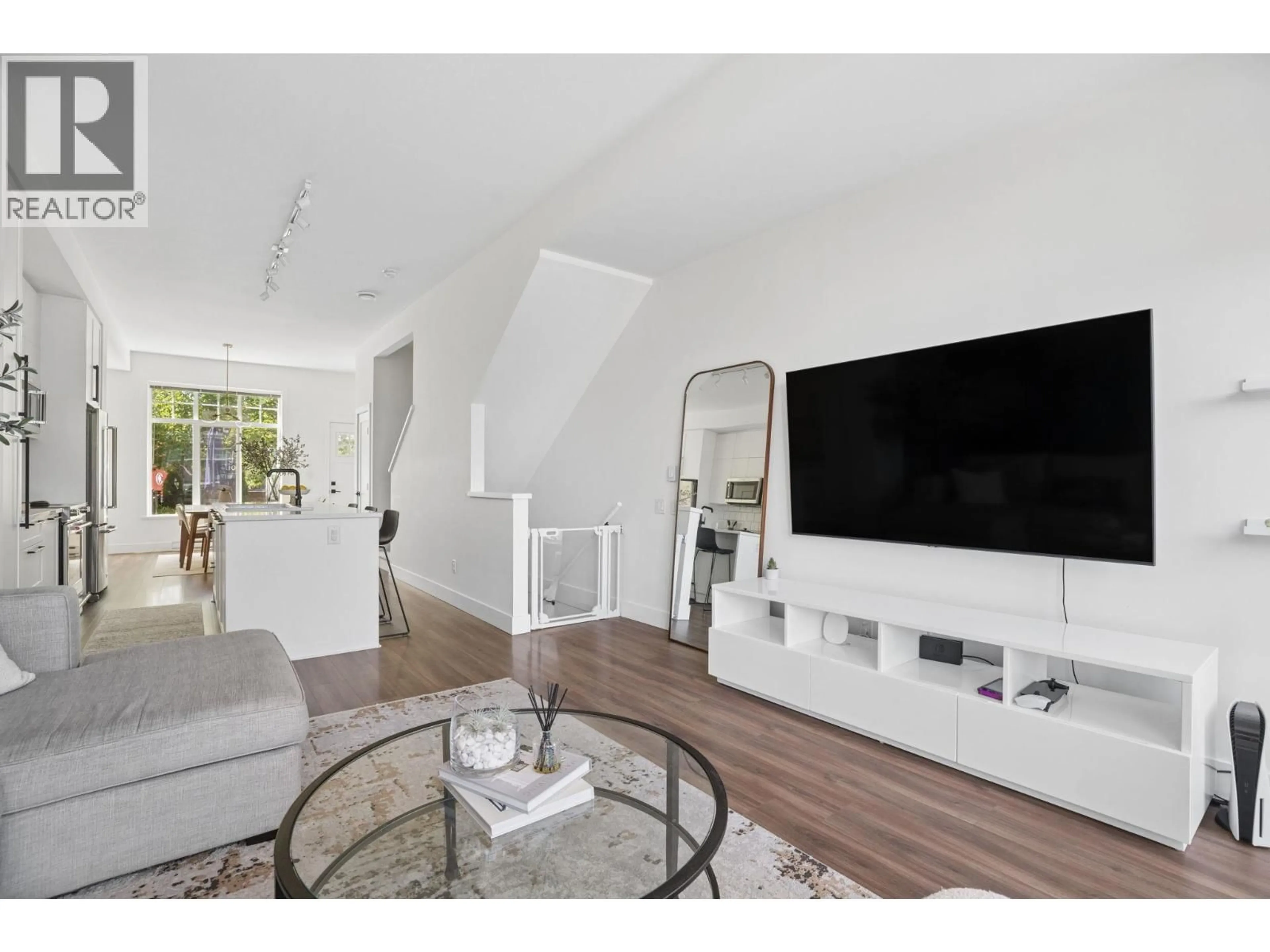 Living room with furniture, wood/laminate floor for 45 - 3552 VICTORIA DRIVE, Coquitlam British Columbia V3C3V4