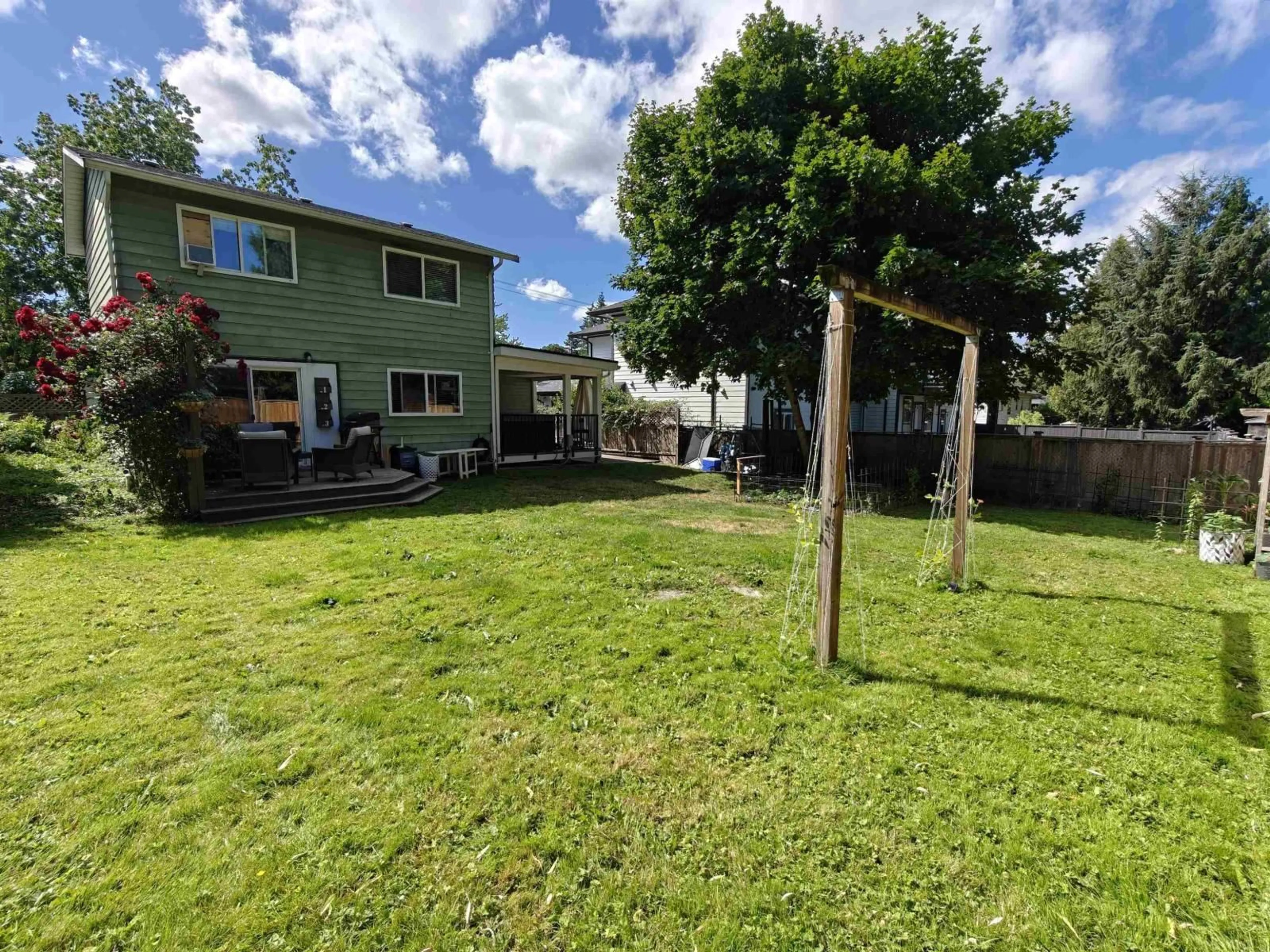 A pic from outside/outdoor area/front of a property/back of a property/a pic from drone, unknown for 4846 200 STREET, Langley British Columbia V3A1L5