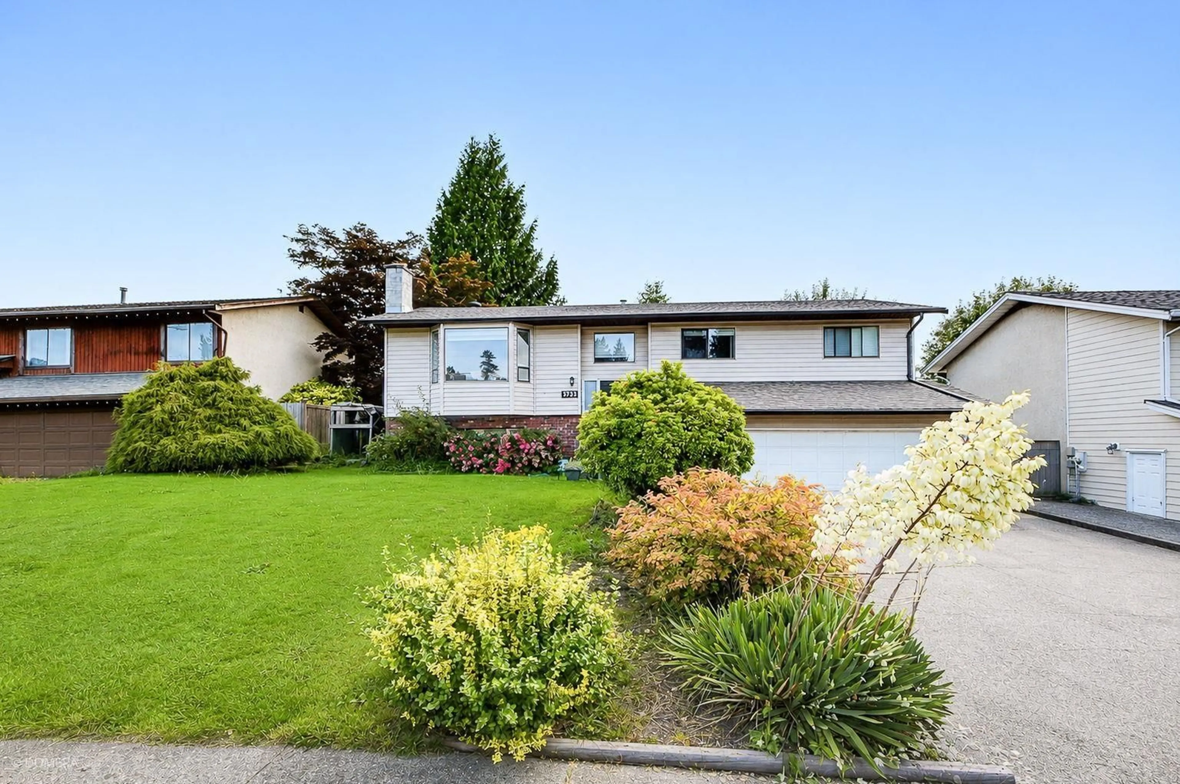 Home with vinyl exterior material, street for 3733 DUNSMUIR WAY, Abbotsford British Columbia V4E1E4