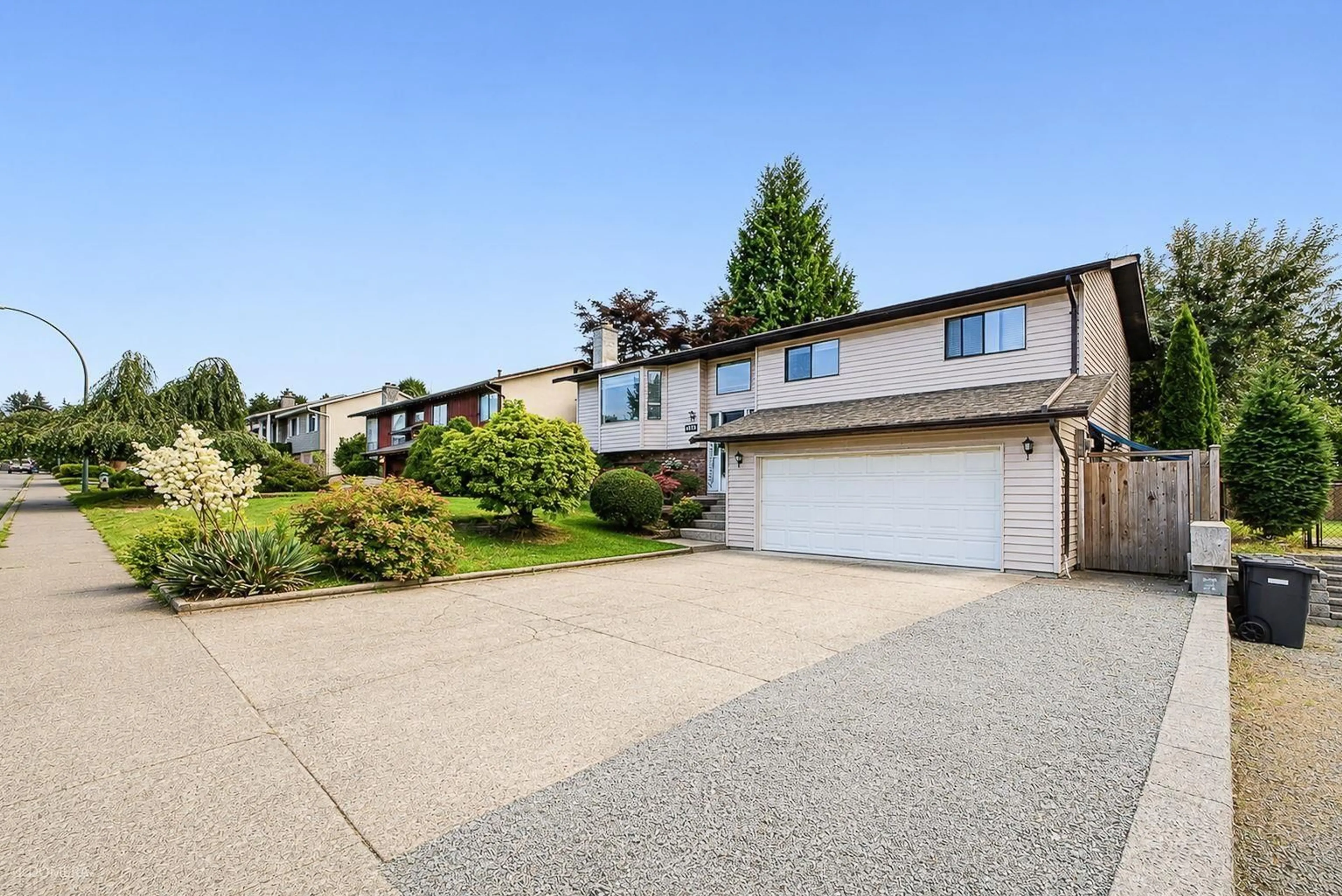 Home with vinyl exterior material, street for 3733 DUNSMUIR WAY, Abbotsford British Columbia V4E1E4