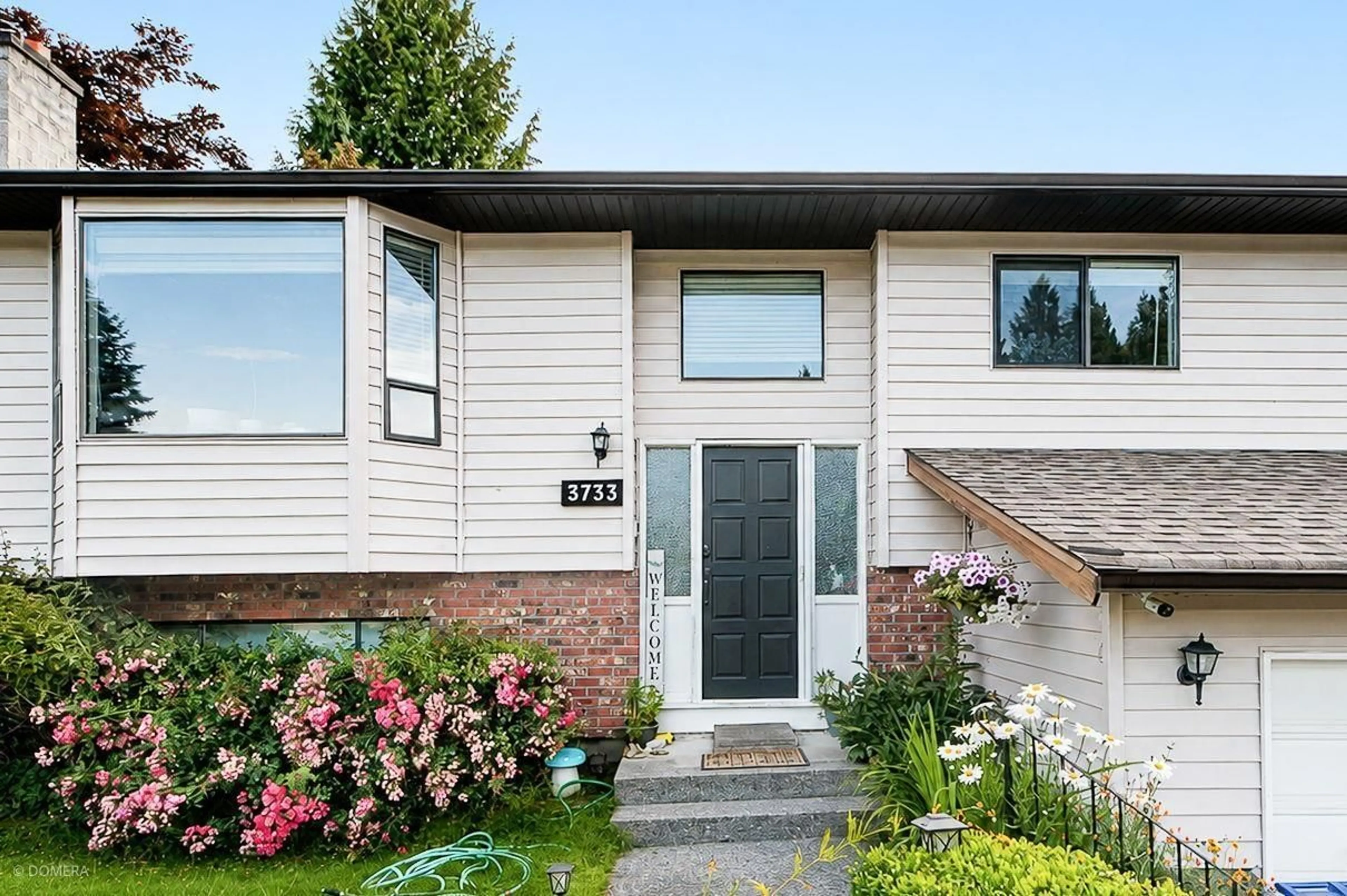 Home with vinyl exterior material, street for 3733 DUNSMUIR WAY, Abbotsford British Columbia V4E1E4