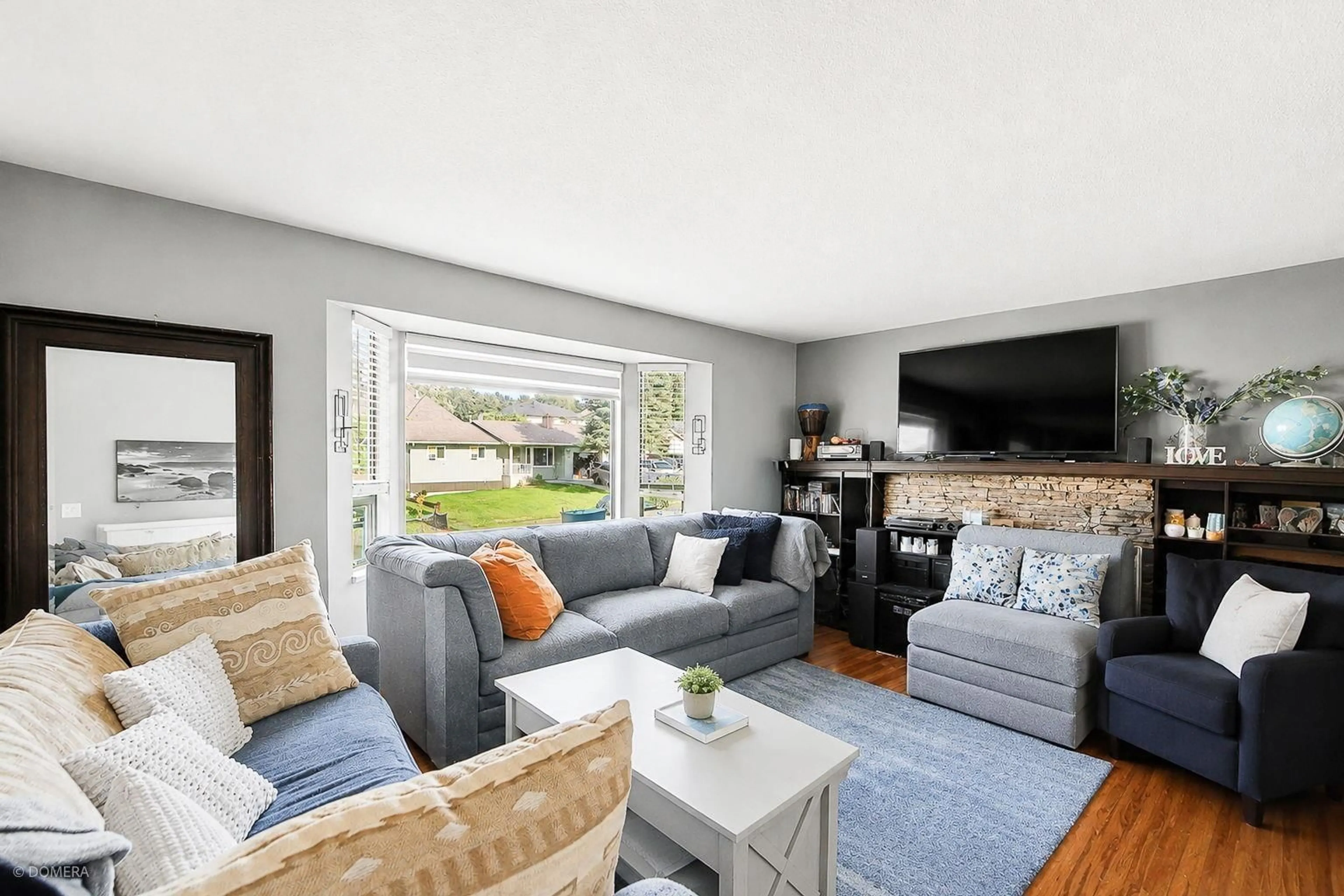 Living room with furniture, unknown for 3733 DUNSMUIR WAY, Abbotsford British Columbia V4E1E4