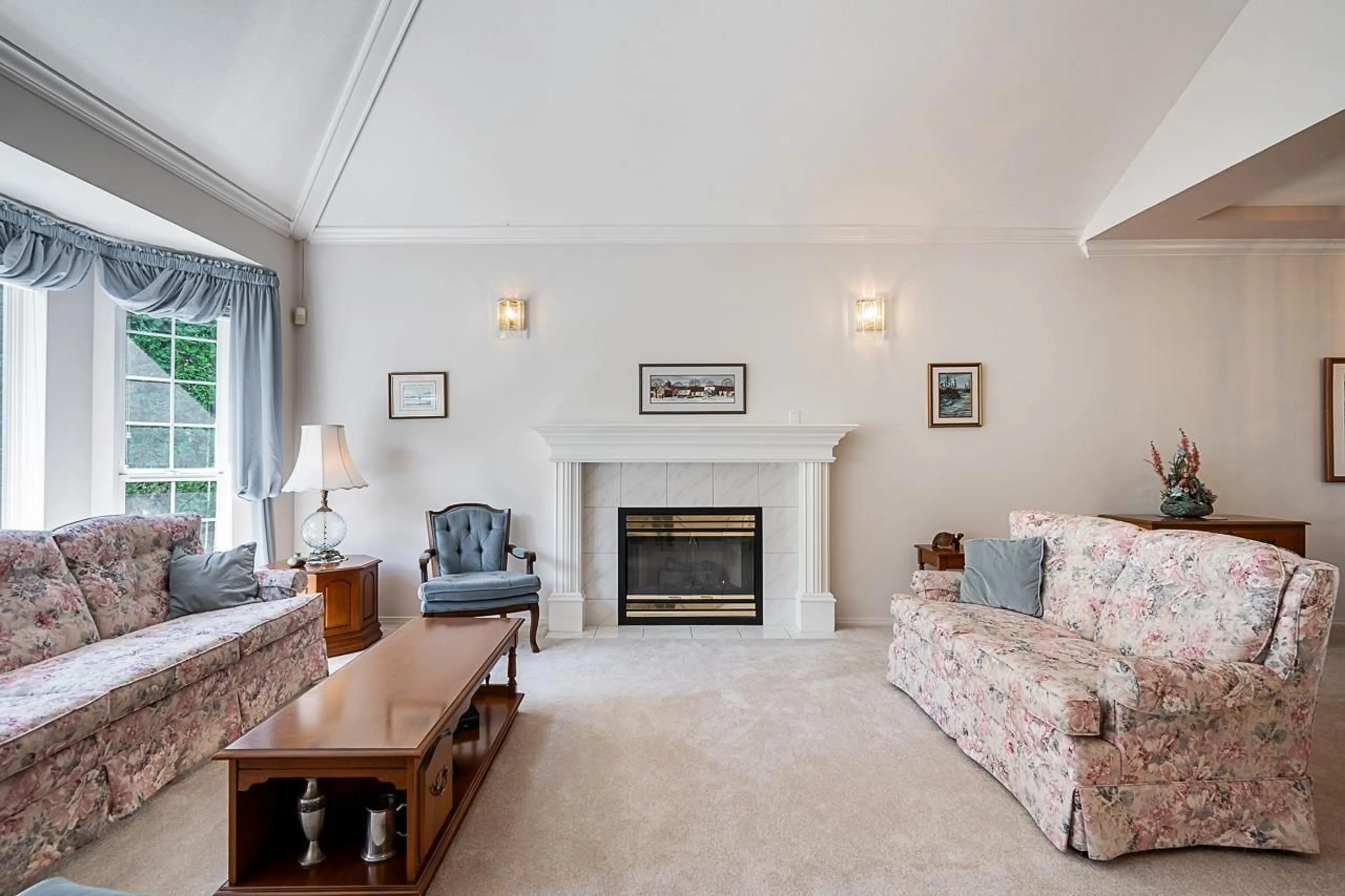 Living room with furniture, carpet floor for 11443 ROYAL CRESCENT, Surrey British Columbia V3V6V5