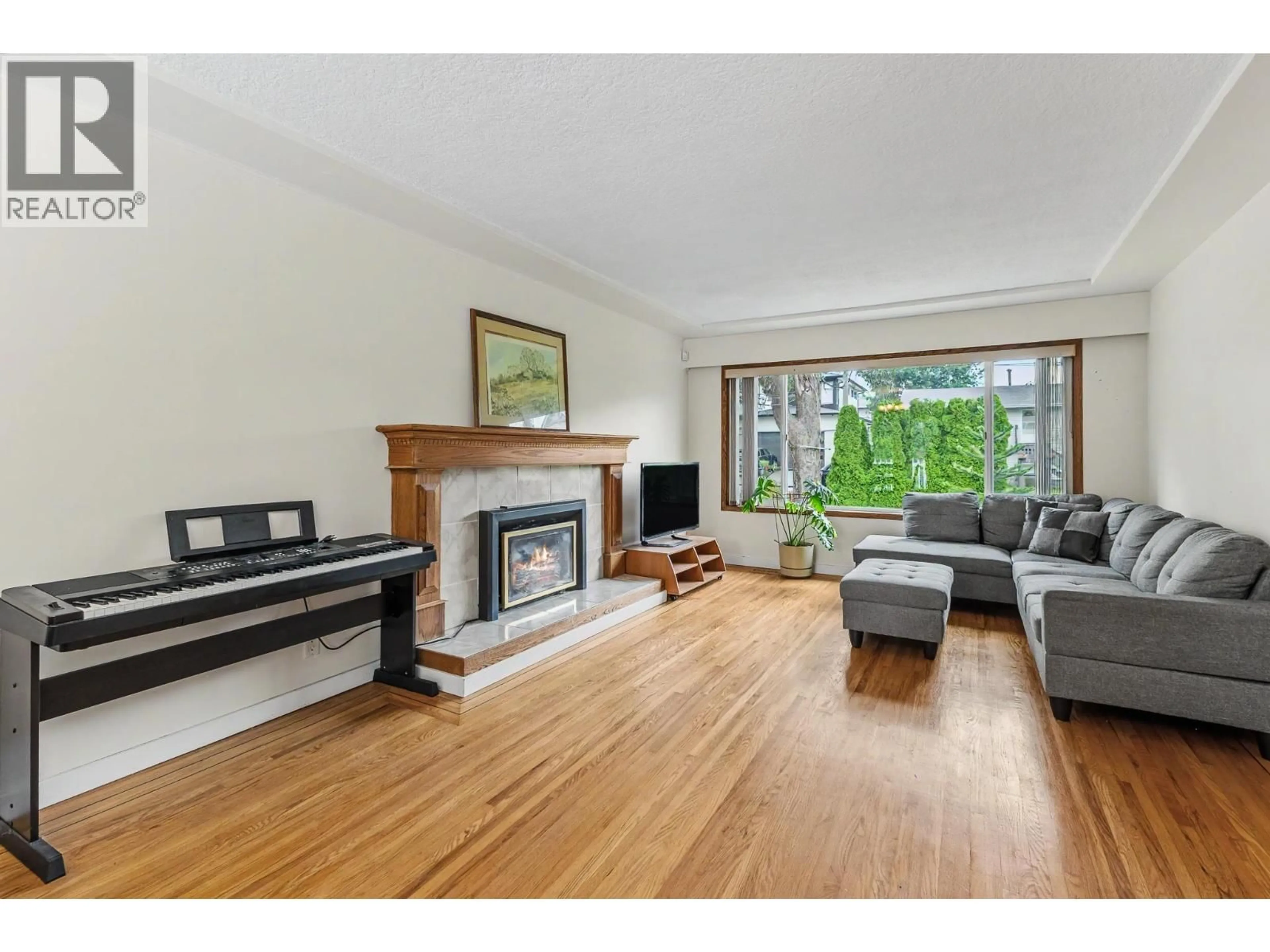 Living room with furniture, wood/laminate floor for 1684 CORNELL AVENUE, Coquitlam British Columbia V3J3A1