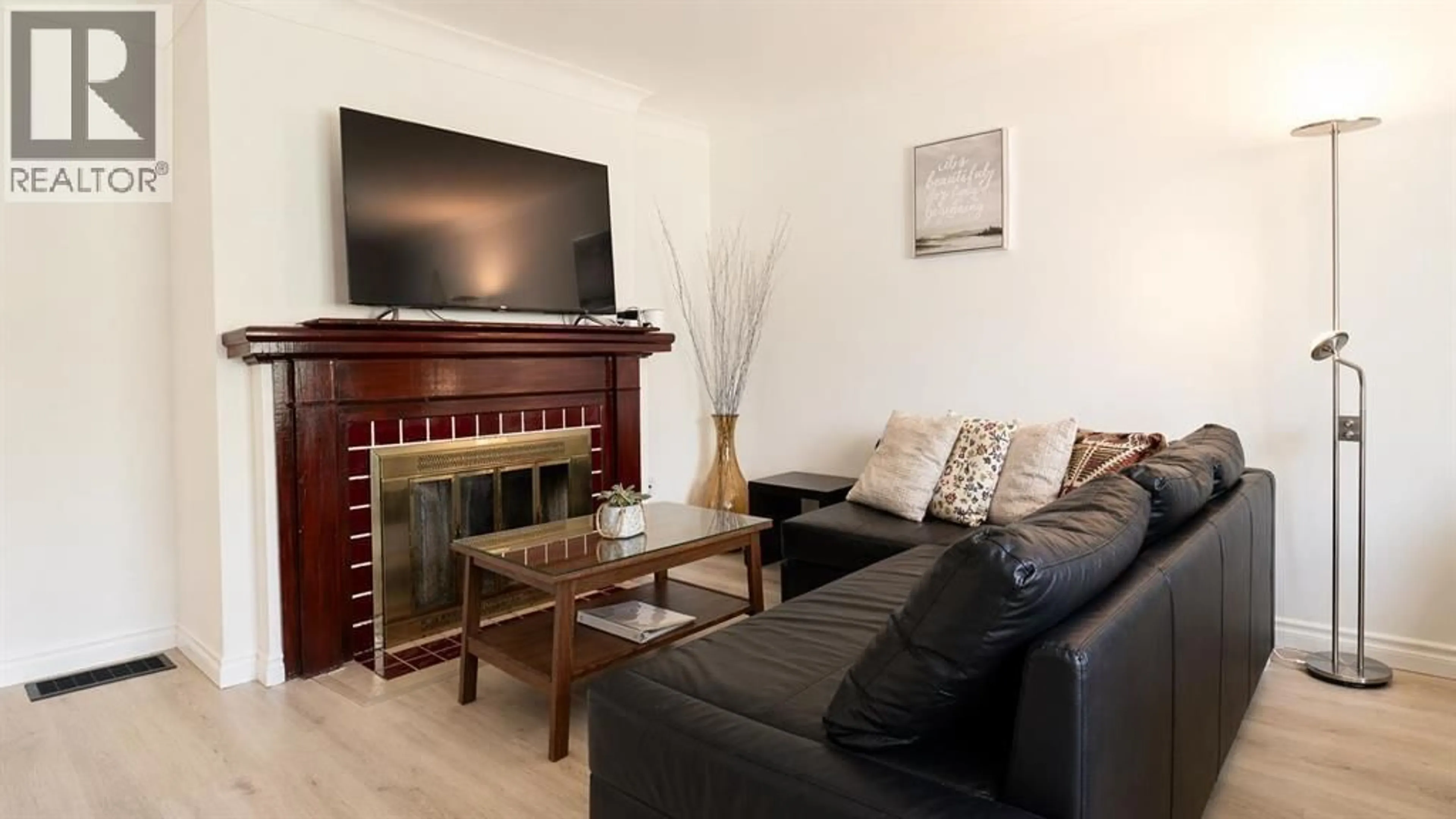 Living room with furniture, wood/laminate floor for 5231 CULLODEN STREET, Vancouver British Columbia V5W3R5