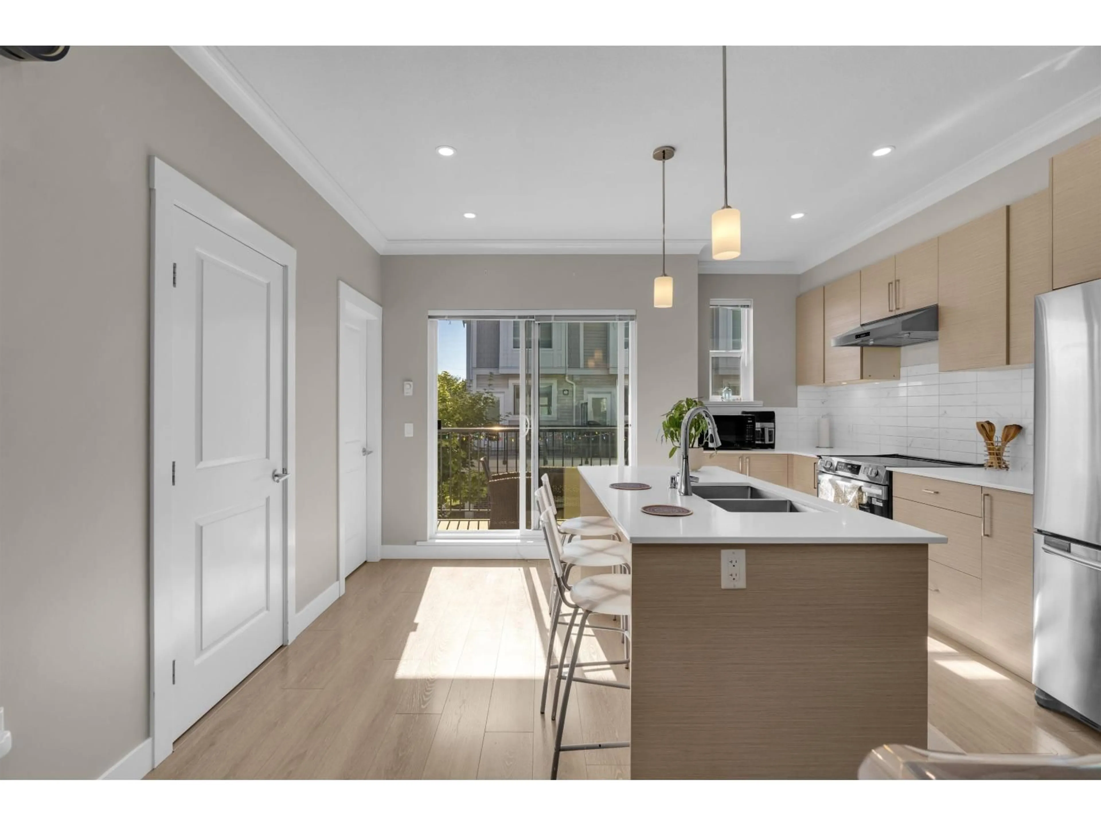 Open concept kitchen, wood/laminate floor for 1 - 12073 62 AVENUE, Surrey British Columbia V3X0K4