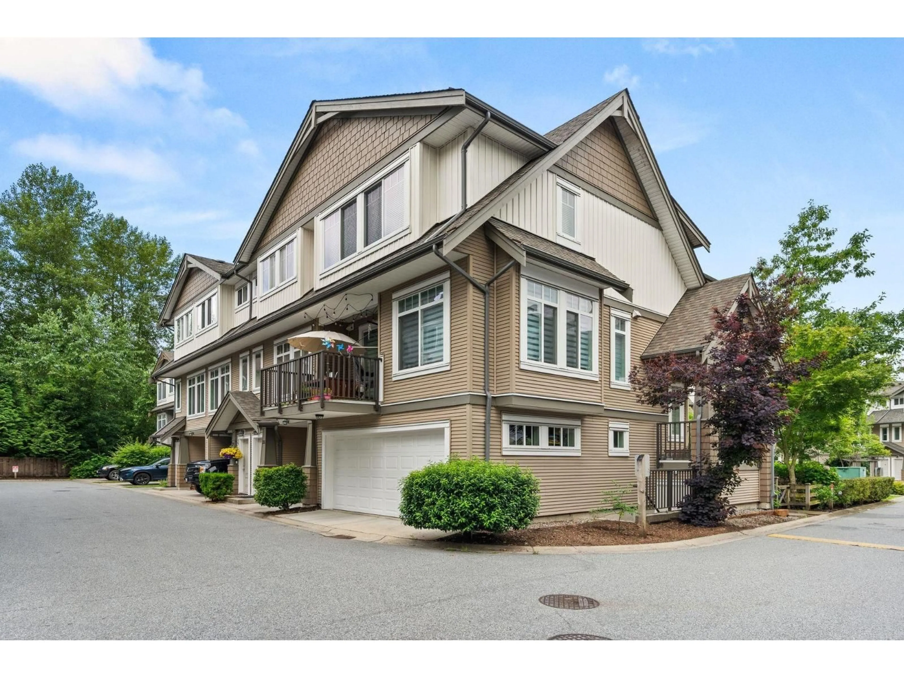 Home with vinyl exterior material, street for 28 - 8250 209B STREET, Langley British Columbia V2Y0J7