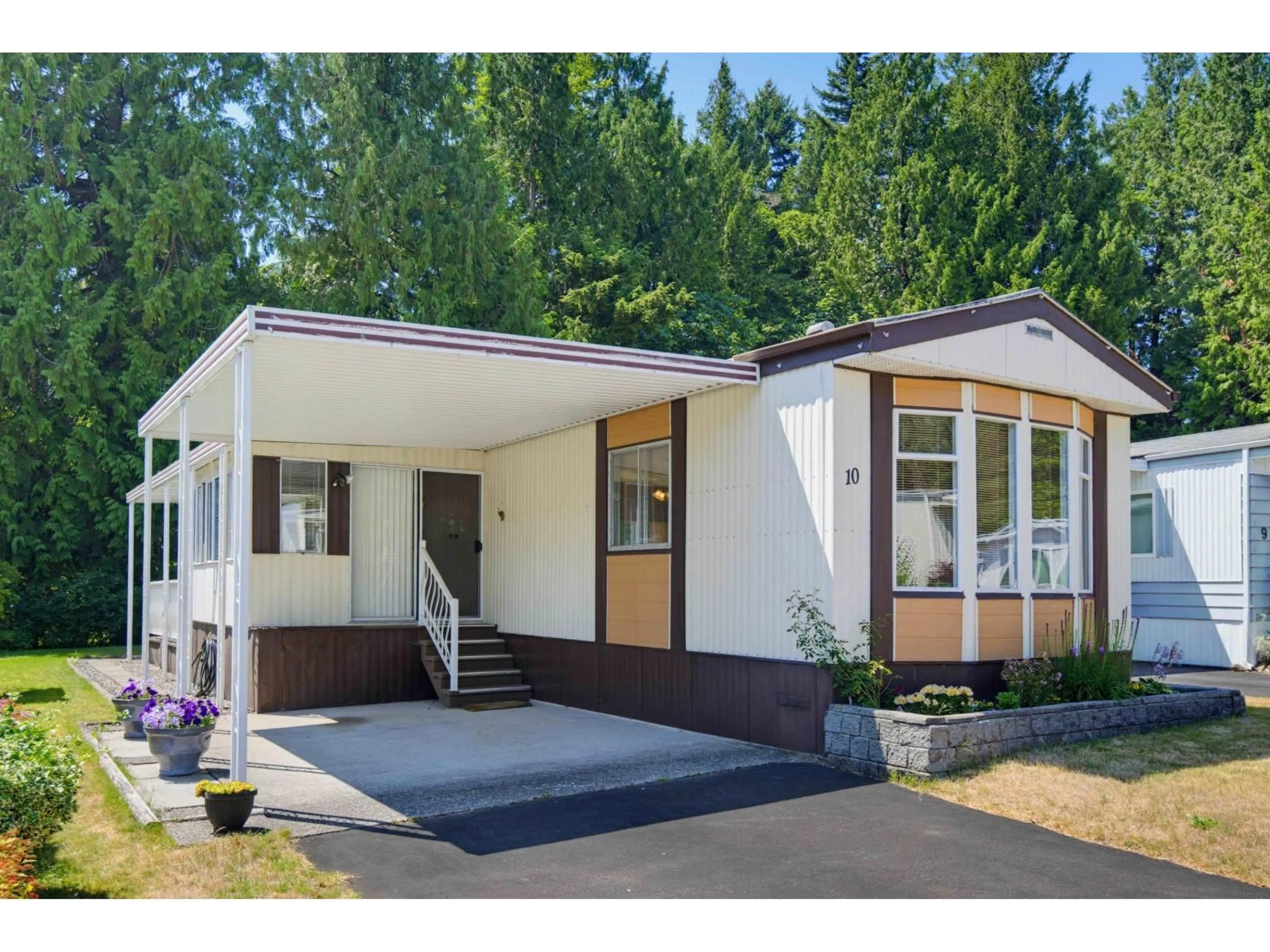 Home with vinyl exterior material, street for 10 - 2315 198 STREET, Langley British Columbia V2Z1Z1