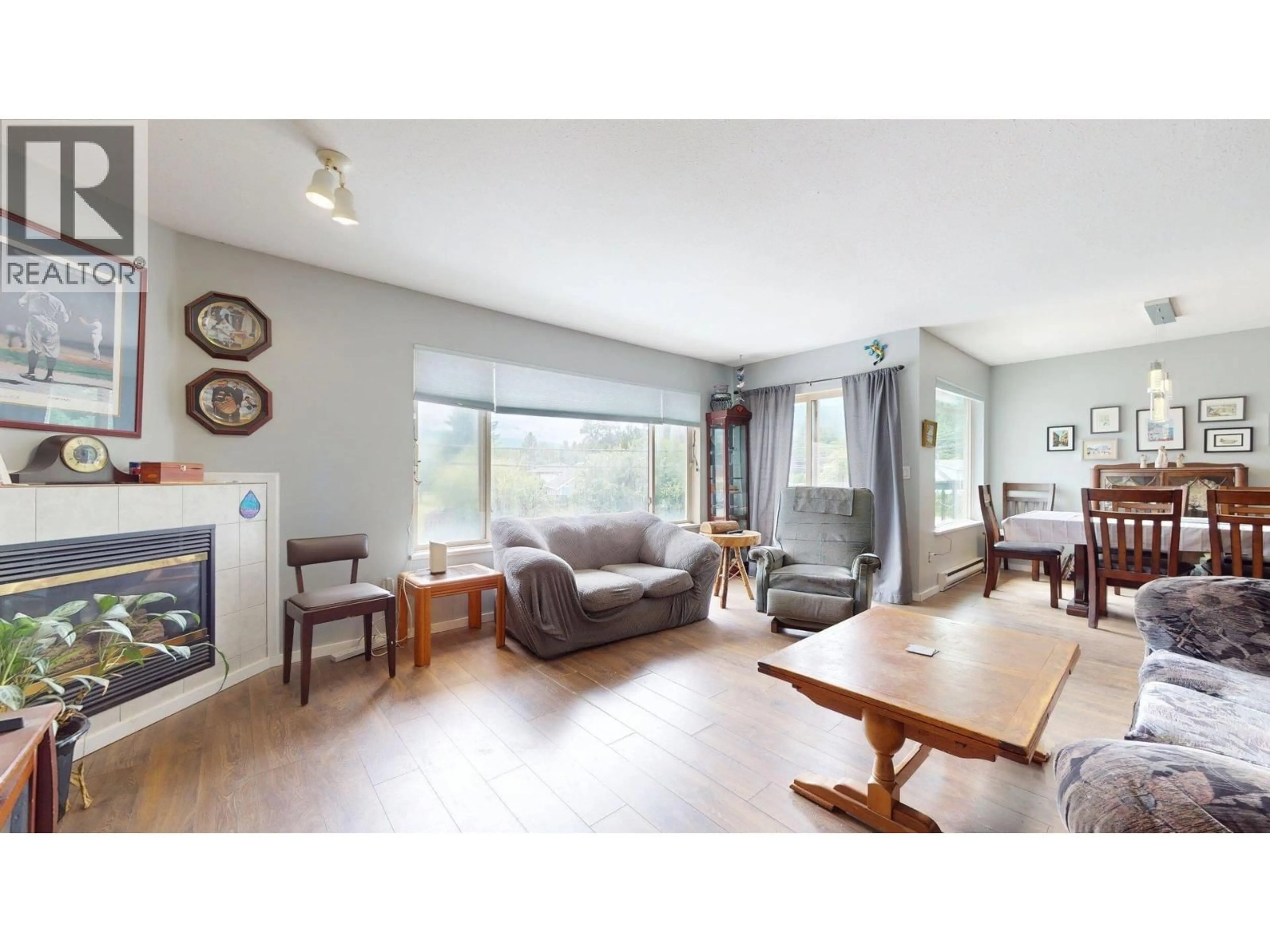 Living room with furniture, wood/laminate floor for 1489 JUDD ROAD, Squamish British Columbia V0N1H0