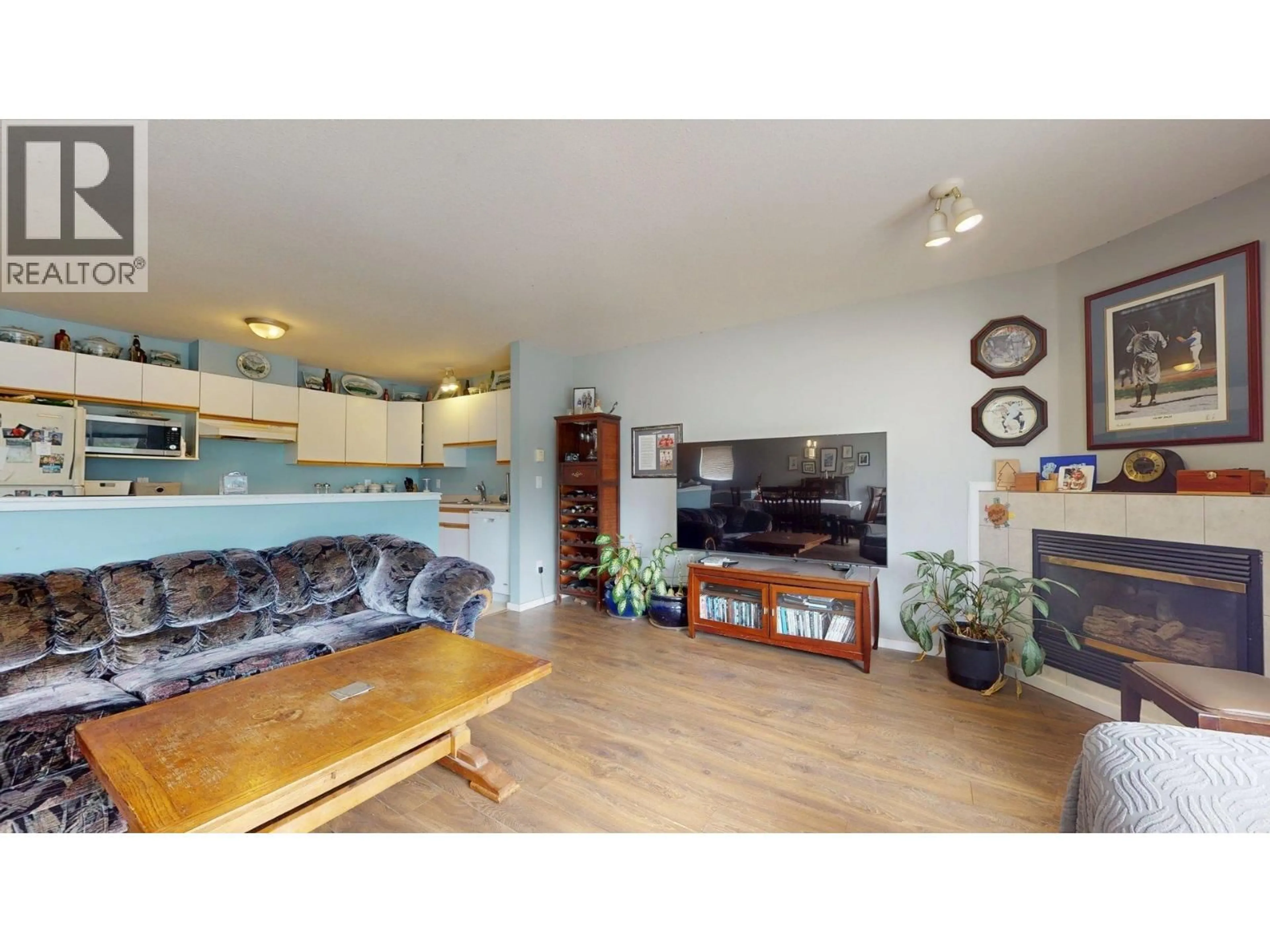 Living room with furniture, wood/laminate floor for 1489 JUDD ROAD, Squamish British Columbia V0N1H0