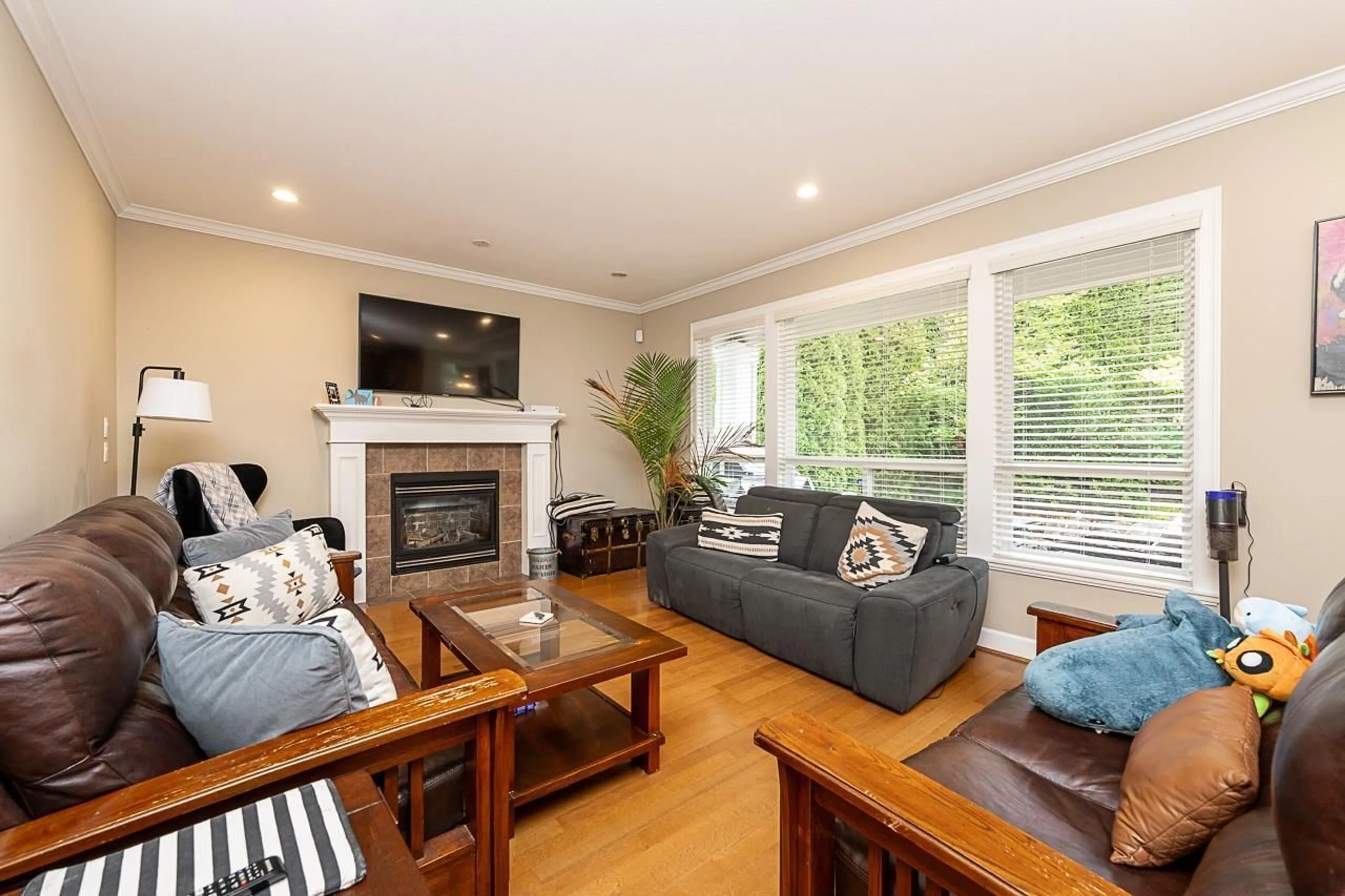 Living room with furniture, wood/laminate floor for 3782 154 STREET, Surrey British Columbia V3Z0V2