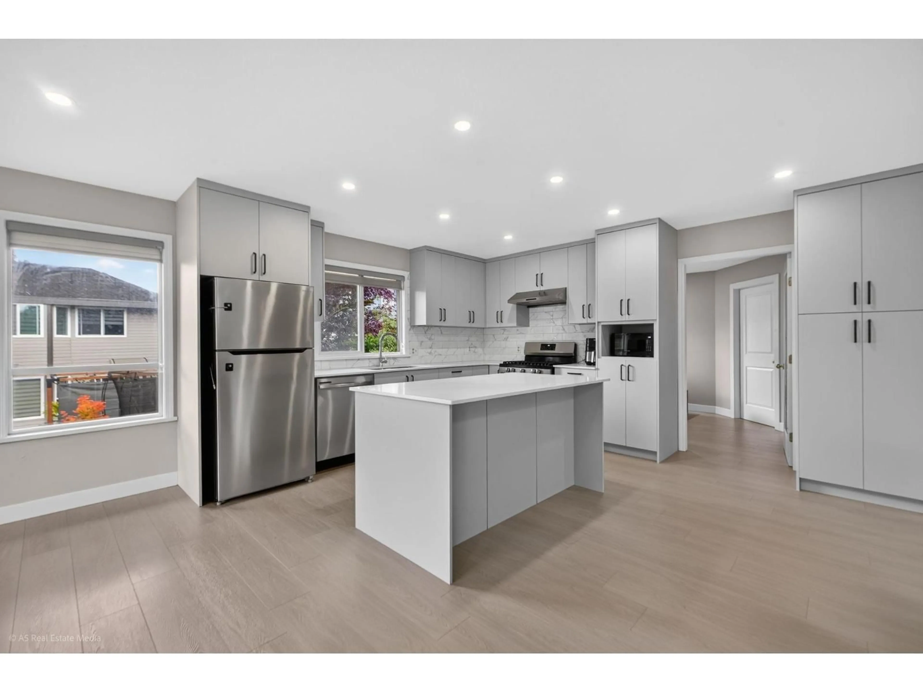 Open concept kitchen, unknown for 9416 163A STREET, Surrey British Columbia V4N3C7