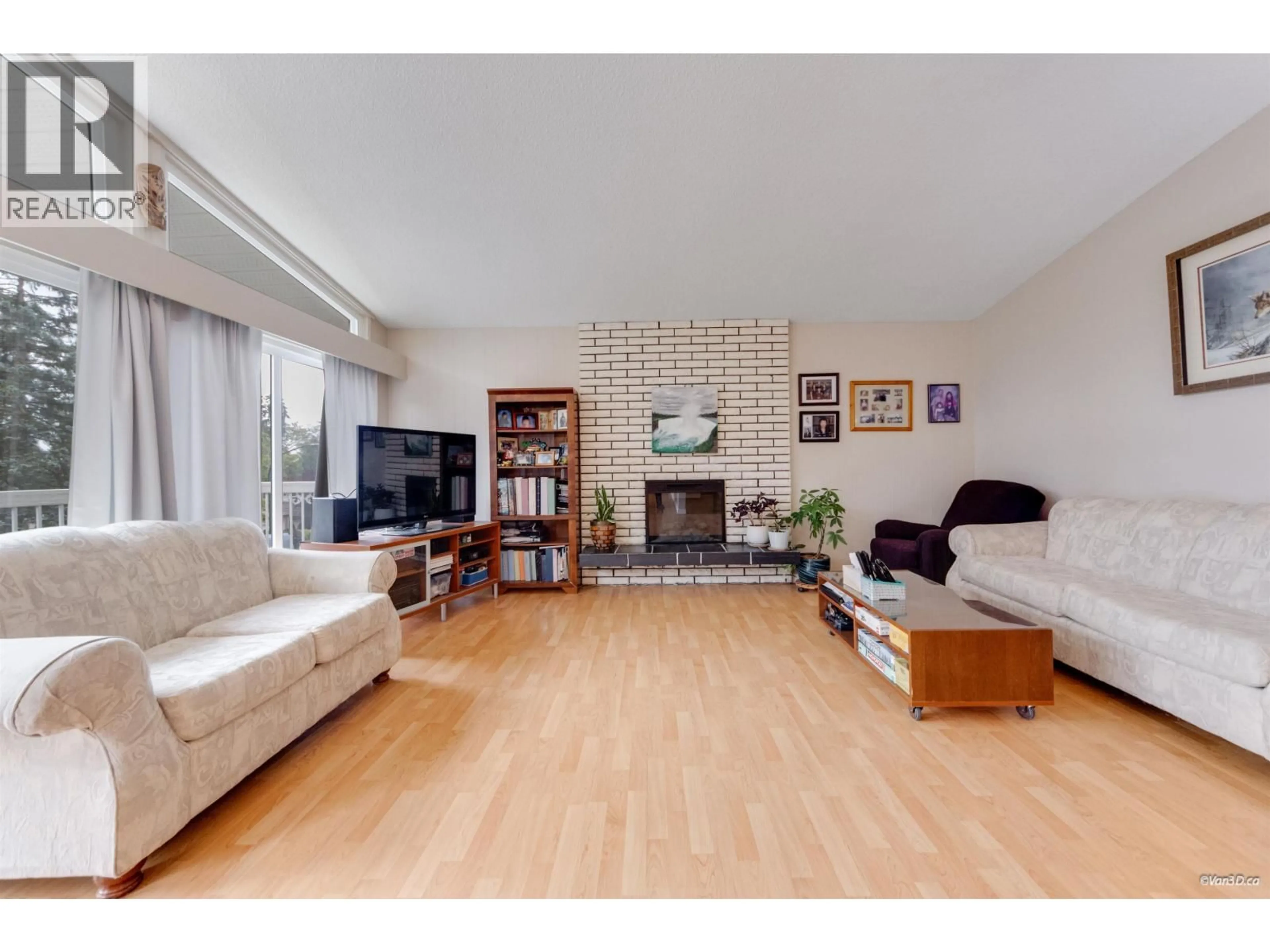Living room with furniture, wood/laminate floor for 5350 BRAELAWN DRIVE, Burnaby British Columbia V5B2H9