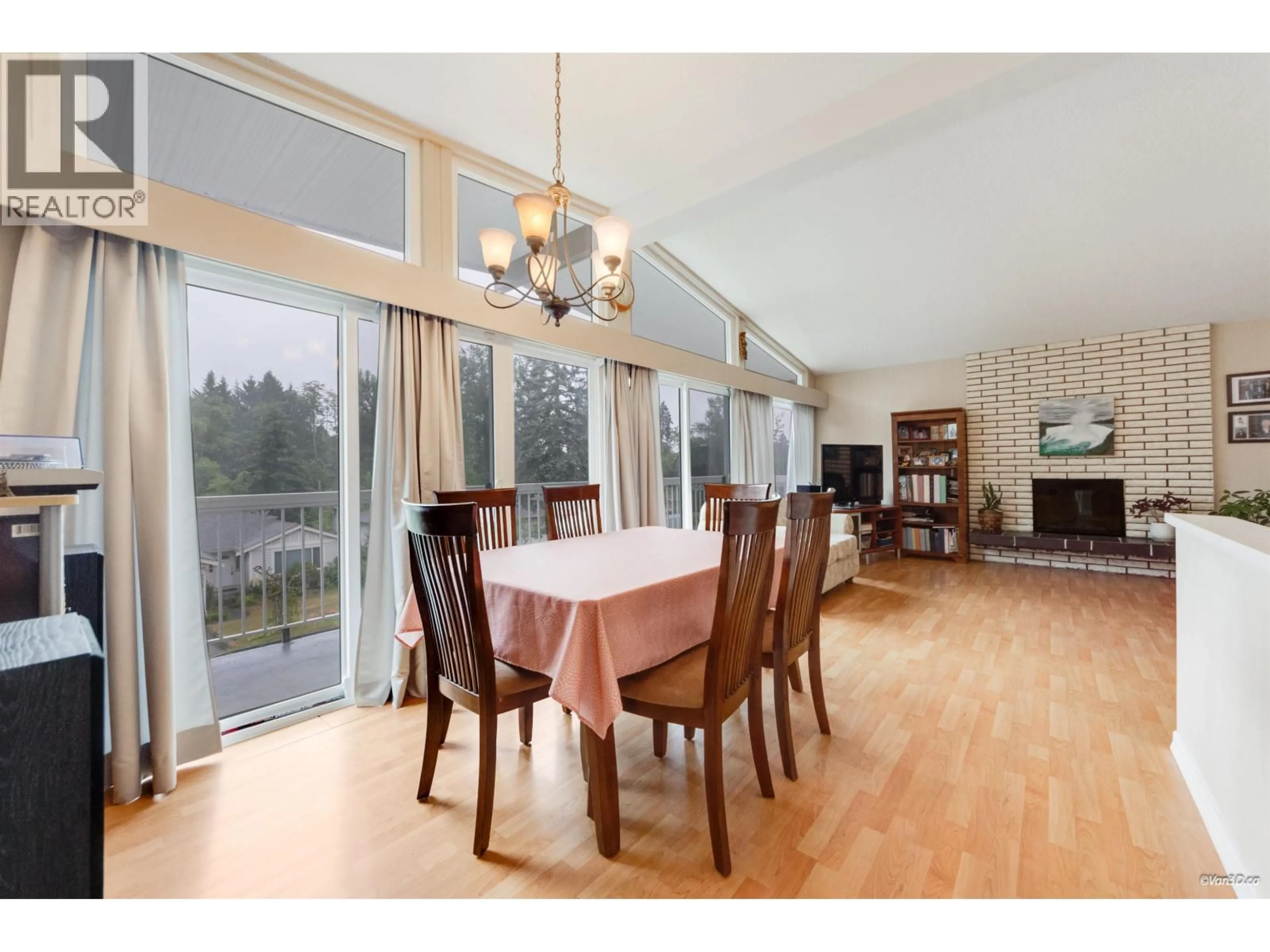 Dining room, wood/laminate floor for 5350 BRAELAWN DRIVE, Burnaby British Columbia V5B2H9
