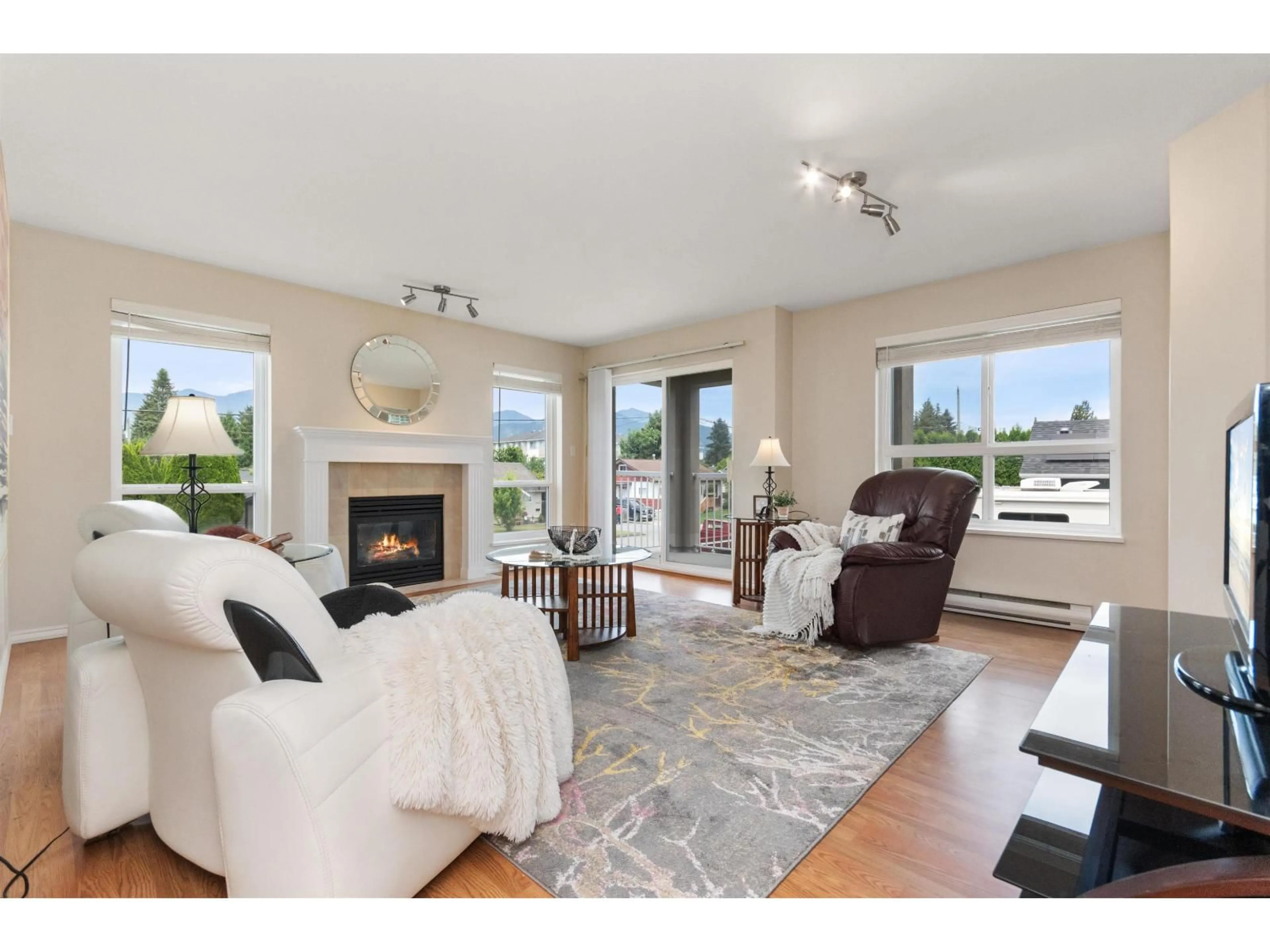 Living room with furniture, wood/laminate floor for 205 - 45773 VICTORIA AVENUE, Chilliwack British Columbia V2P2T4