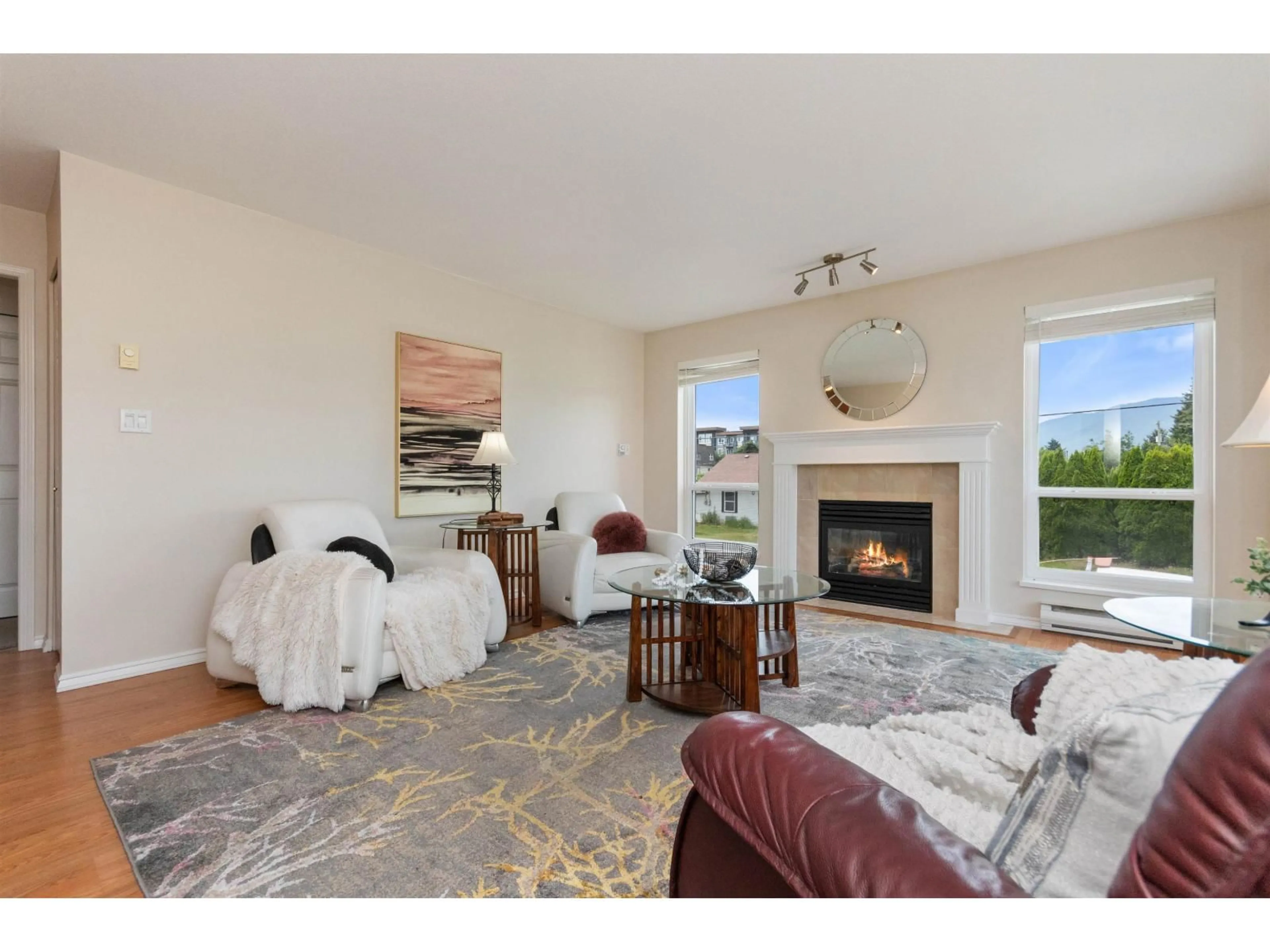 Living room with furniture, wood/laminate floor for 205 - 45773 VICTORIA AVENUE, Chilliwack British Columbia V2P2T4
