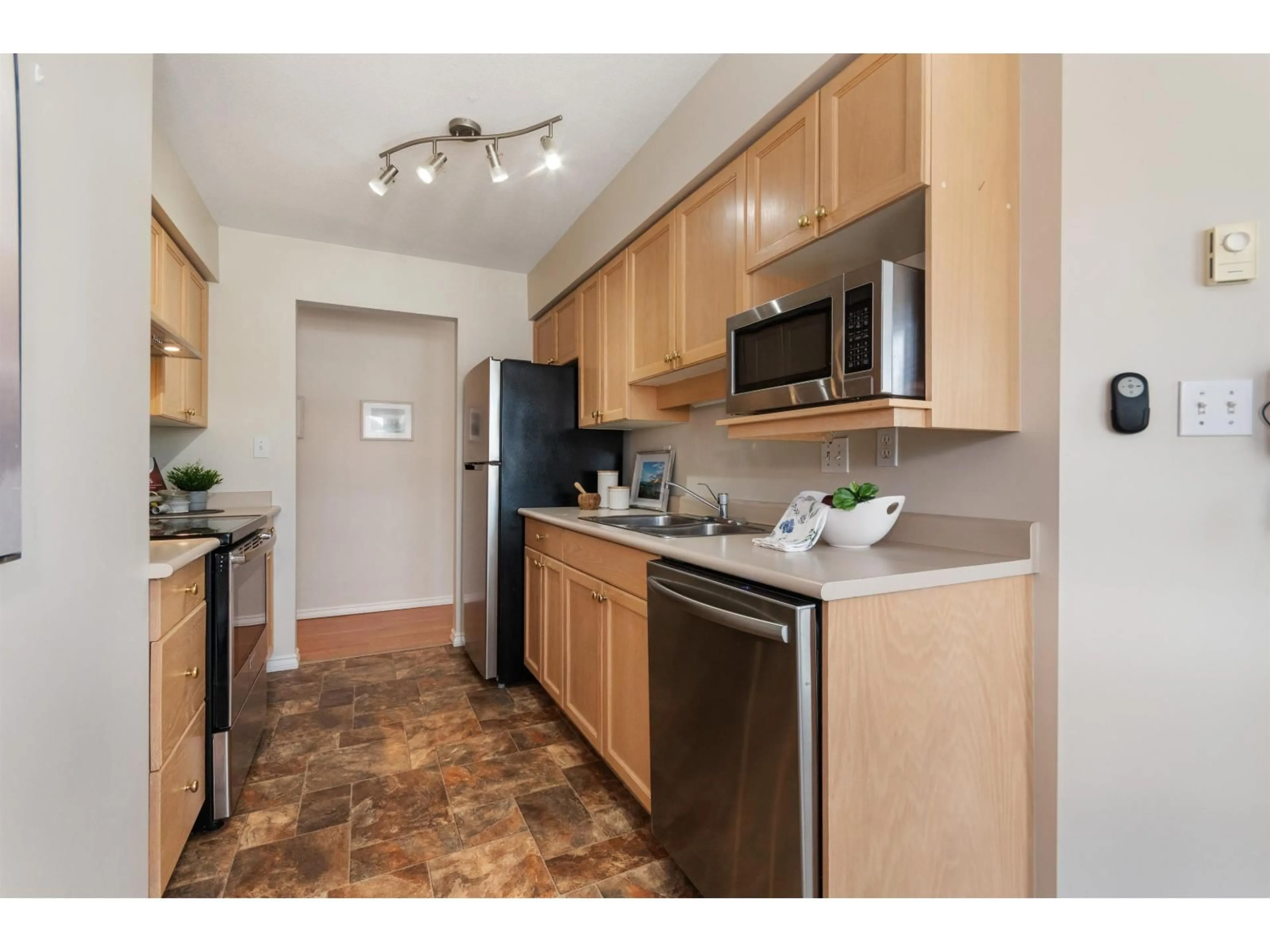 Standard kitchen, unknown for 205 - 45773 VICTORIA AVENUE, Chilliwack British Columbia V2P2T4