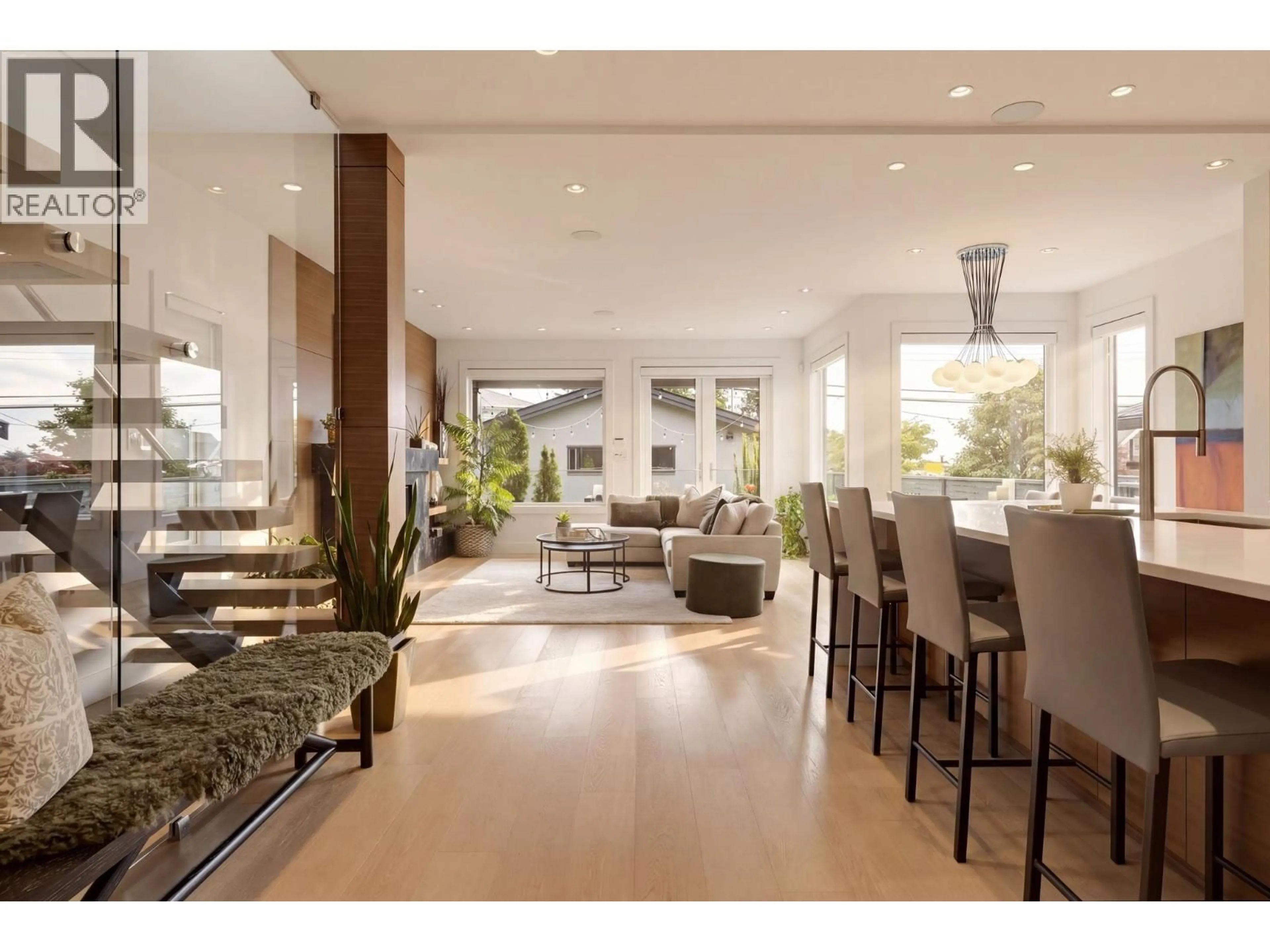 Lobby for 351 28TH STREET, North Vancouver British Columbia V7N2J2