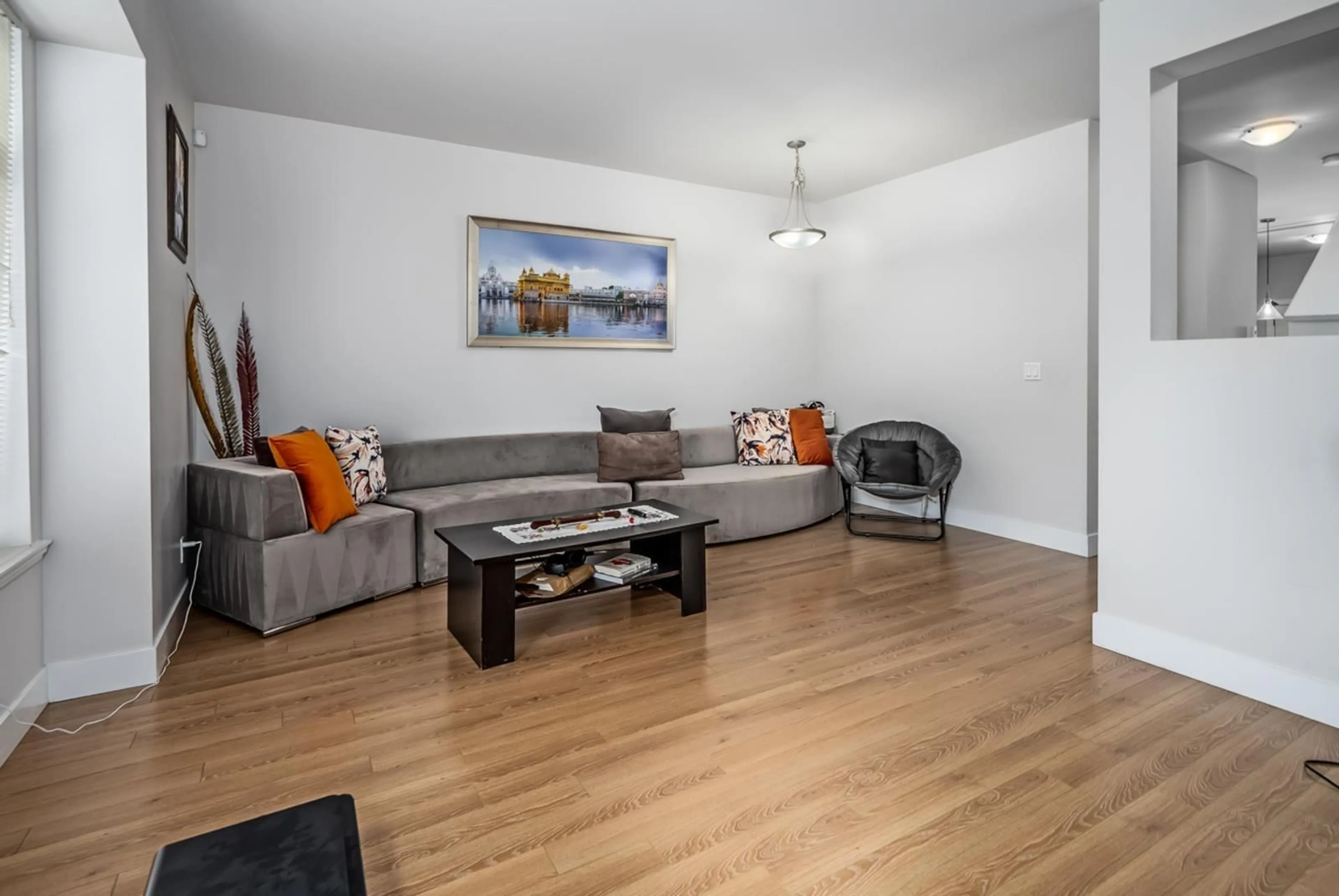 Living room with furniture, wood/laminate floor for 30 - 6299 144 STREET, Surrey British Columbia V3X1A2