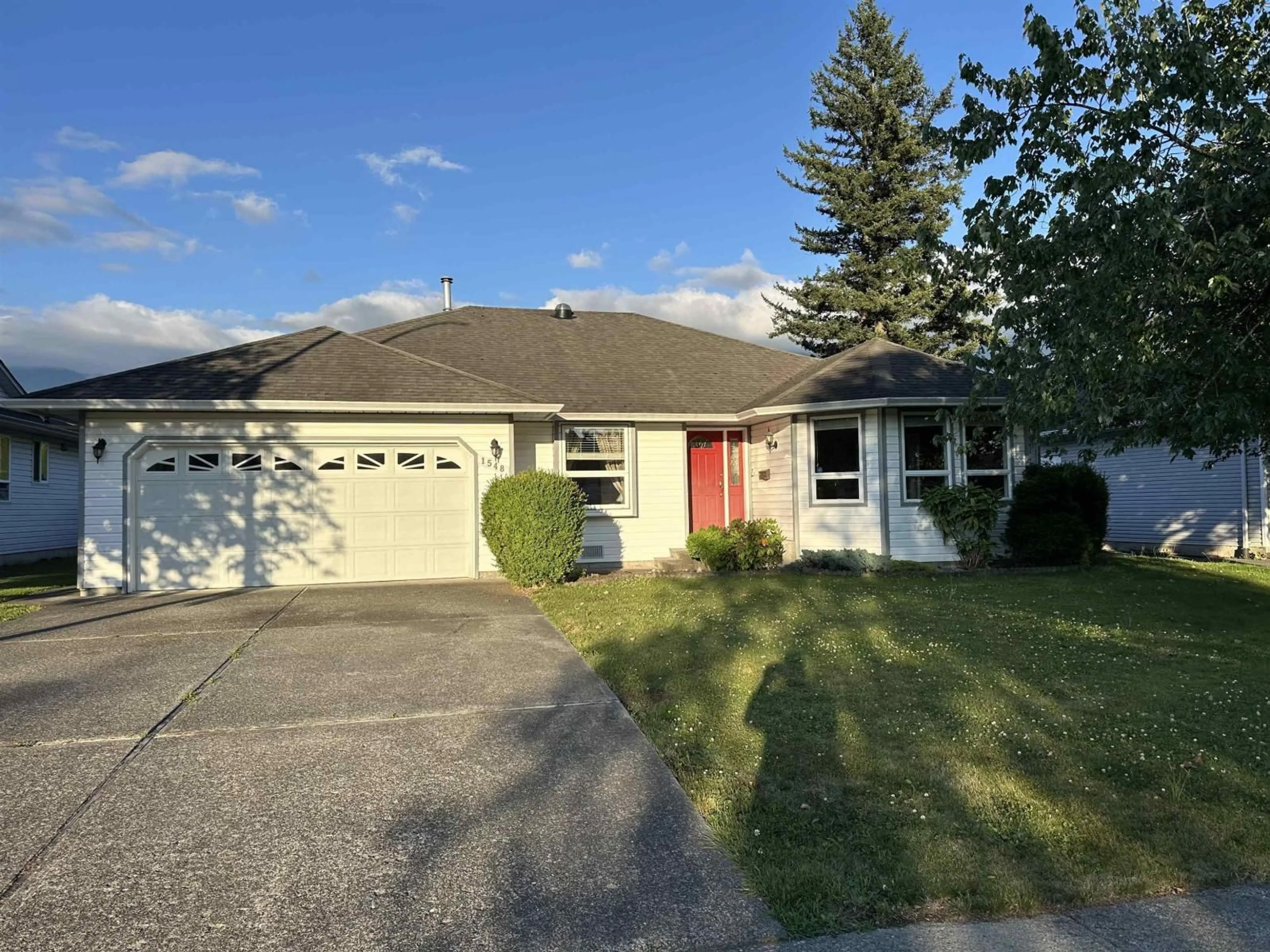 Home with vinyl exterior material, street for 1548 CANTERBURY DRIVE, Agassiz British Columbia V0M1A3