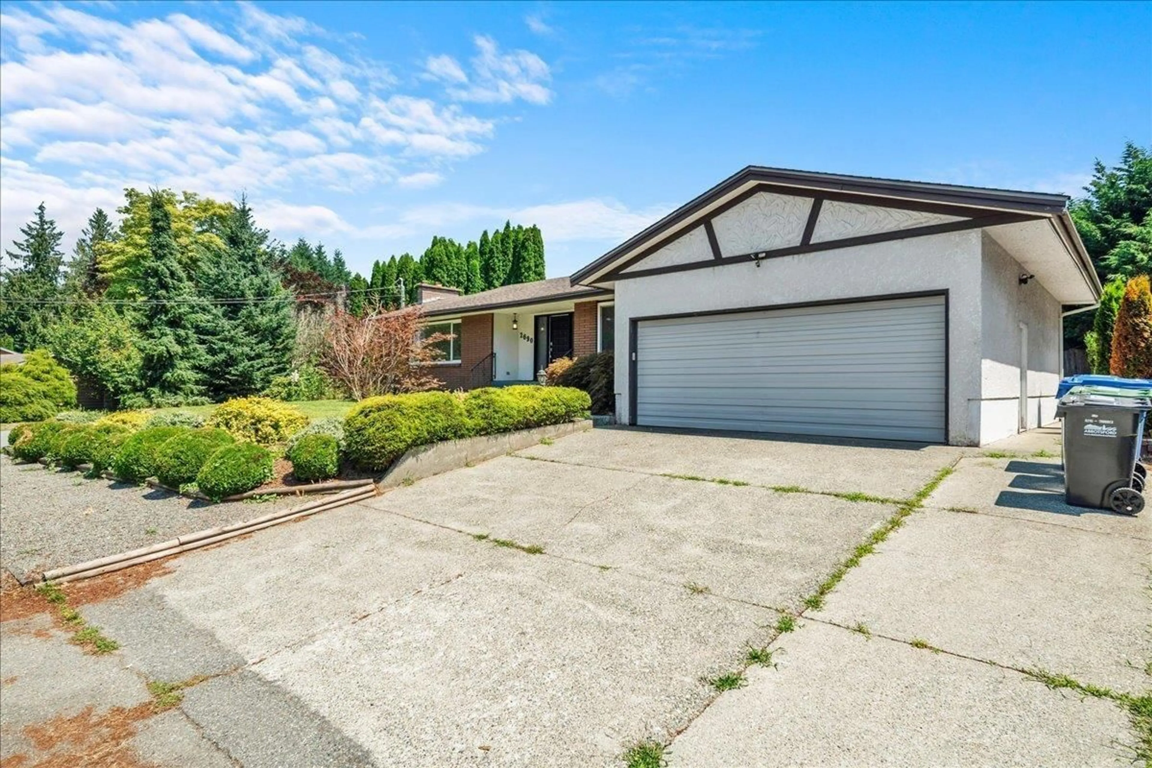 A pic from outside/outdoor area/front of a property/back of a property/a pic from drone, street for 2690 SHEFFIELD WAY, Abbotsford British Columbia V2S4B8