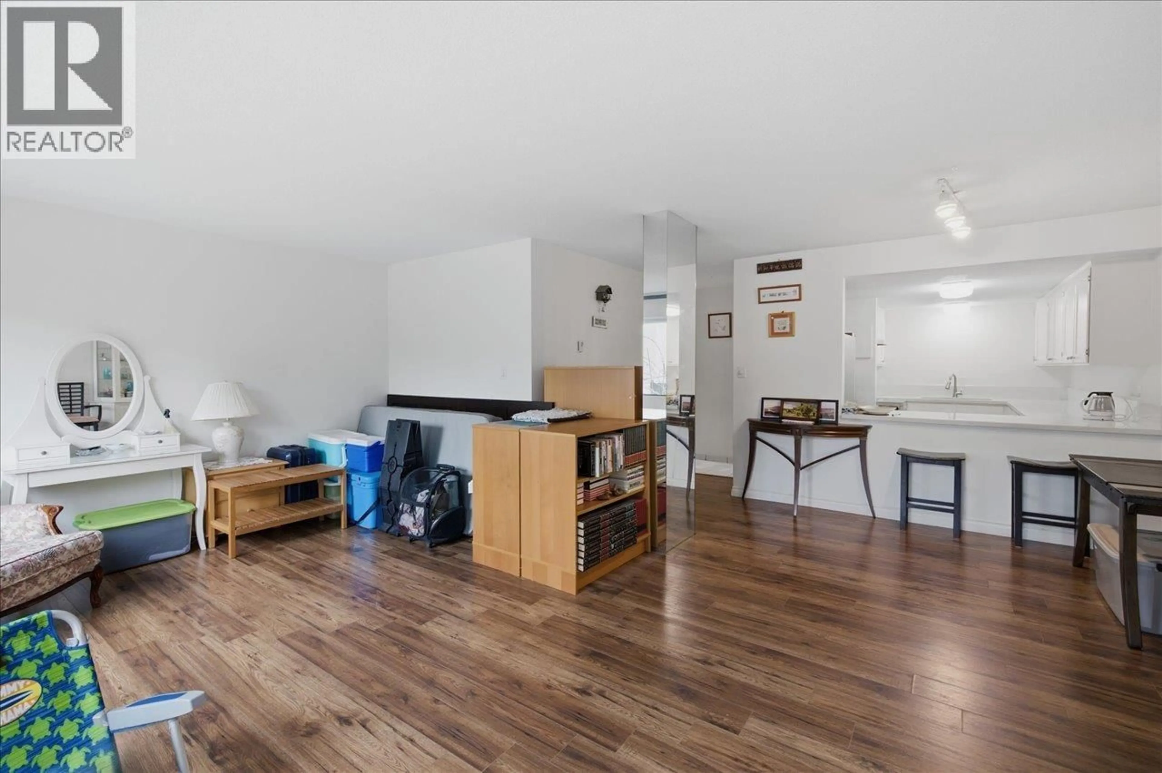 Living room with furniture, wood/laminate floor for 8 - 7363 MONTECITO DRIVE, Burnaby British Columbia V5A1R4